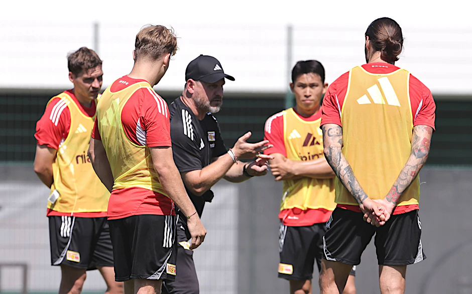 Wer spielt, wer nicht? Union-Trainer Steffen Baumgart (53) hat vor dem ersten Pflichtspiel im DFB-Pokal in Gütersloh knifflige und harte Startelf-Entscheidungen zu treffen.