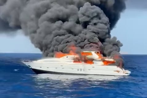Die brennende Jacht vor Ibiza. Die riesige Rauchwolke war weithin zu sehen.