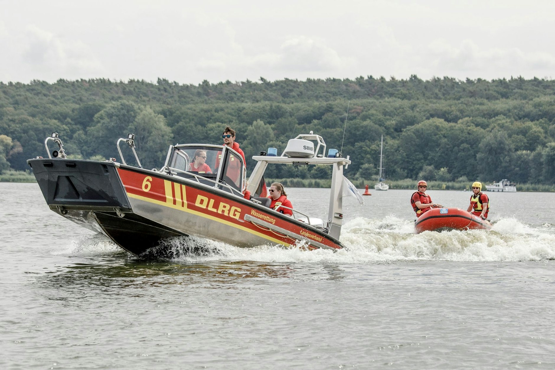 Mitglieder der Deutschen Lebens-Rettungs-Gesellschaft e.V. (DLRG)