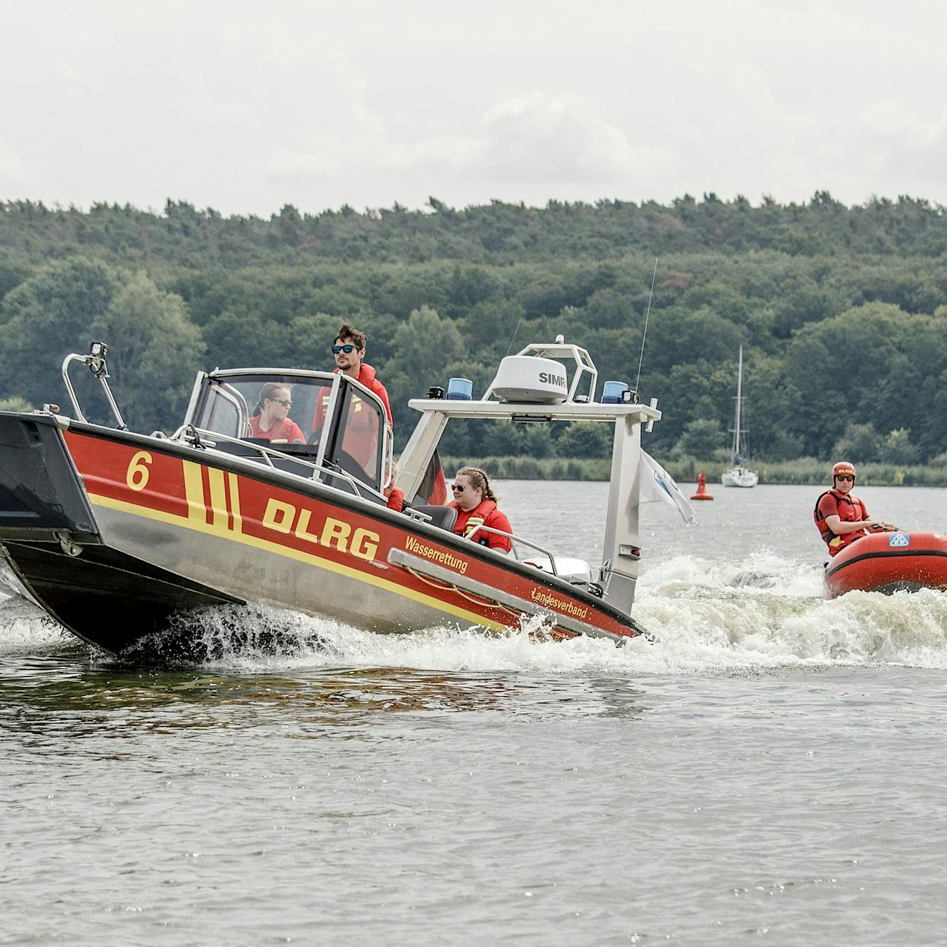 Großer Rettungseinsatz: Person im Tegeler See vom Boot gefallen und untergegangen