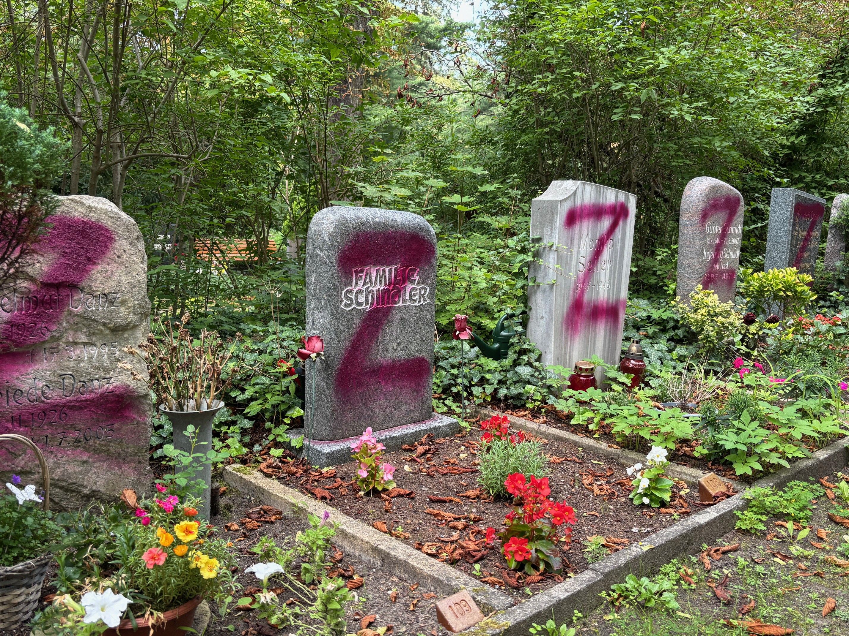Schmierereien auf dem Zentralfriedhof Friedrichsfelde: Darum werden die Grabsteine nicht gereinigt