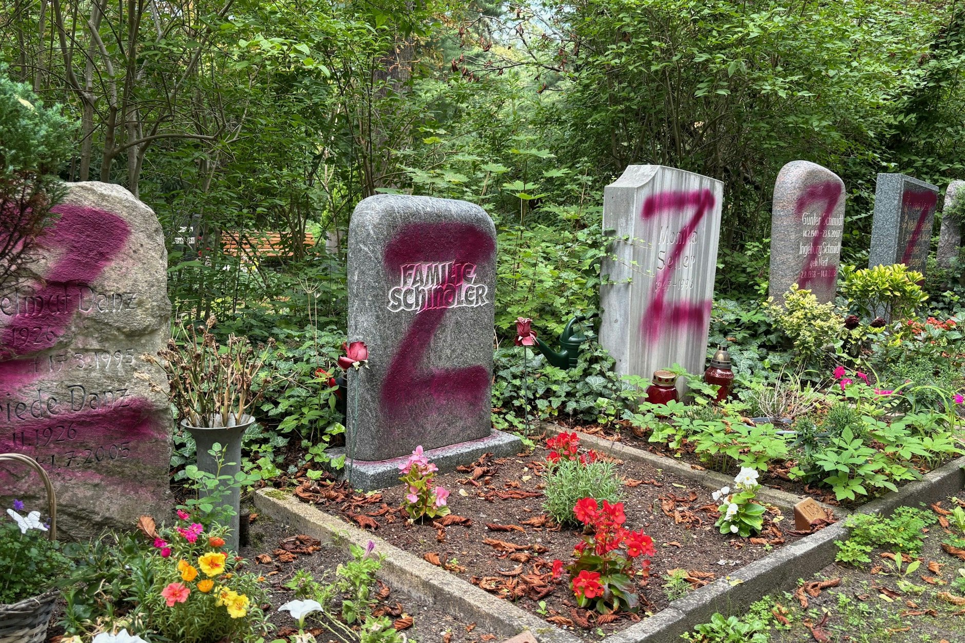 Auch nach einem Monat sind die Schmierereien auf dem Zentralfriedhof Friedrichsfelde nicht verschwunden. Denn die Sache ist kompliziert.