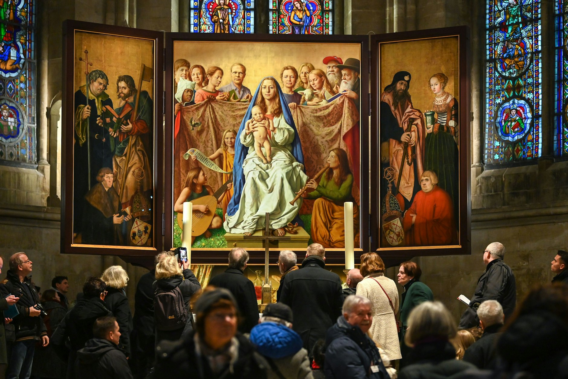 Nach jahrelangem Streit sollte der Cranach-Triegel-Altar doch als Zeichen der Befriedung bleiben, wo er ist!
