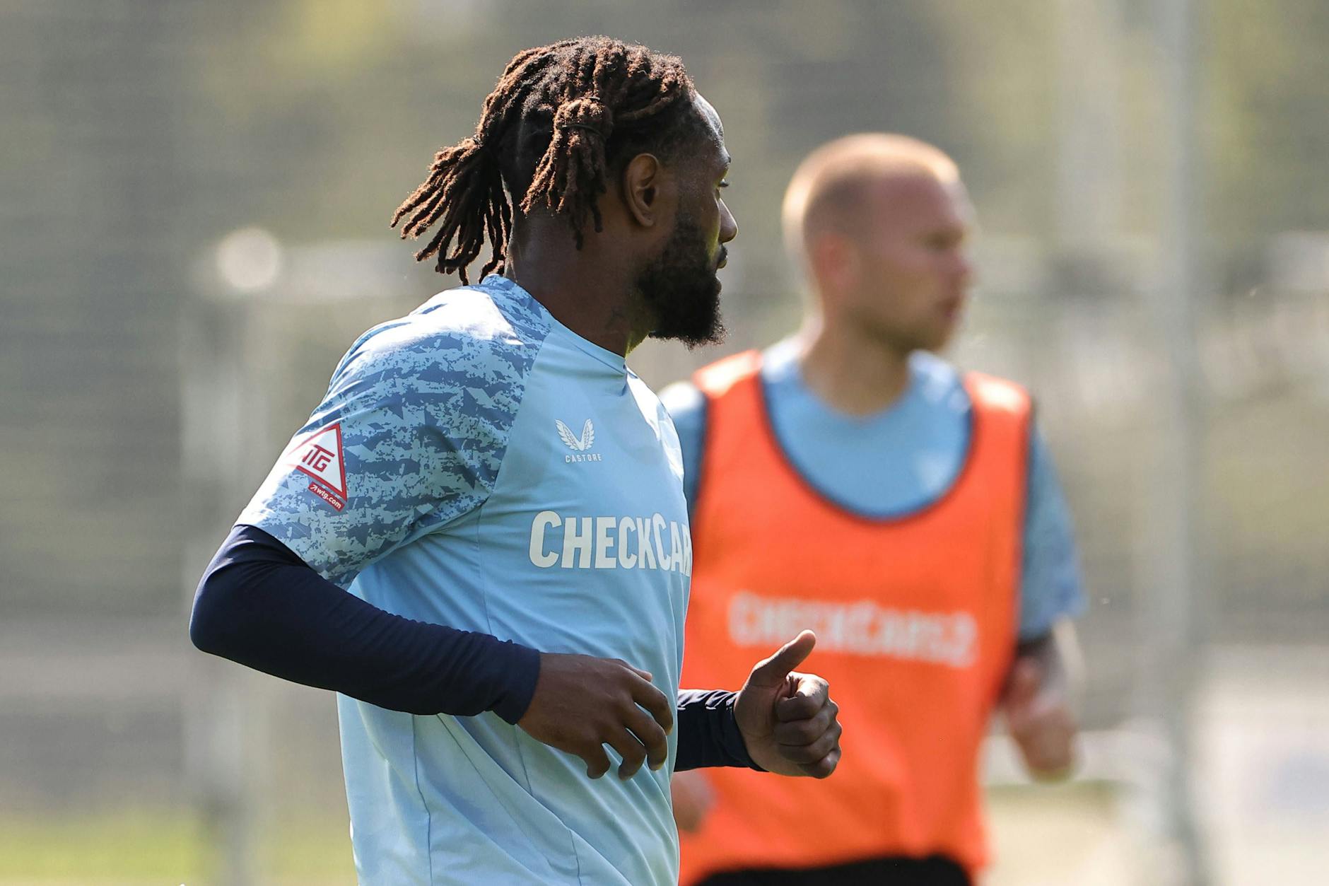 Zwei Zöpfe an der Seite! Herthas Deyo Zeefuik trainiert jetzt im Pippi-Langstrumpf-Look.