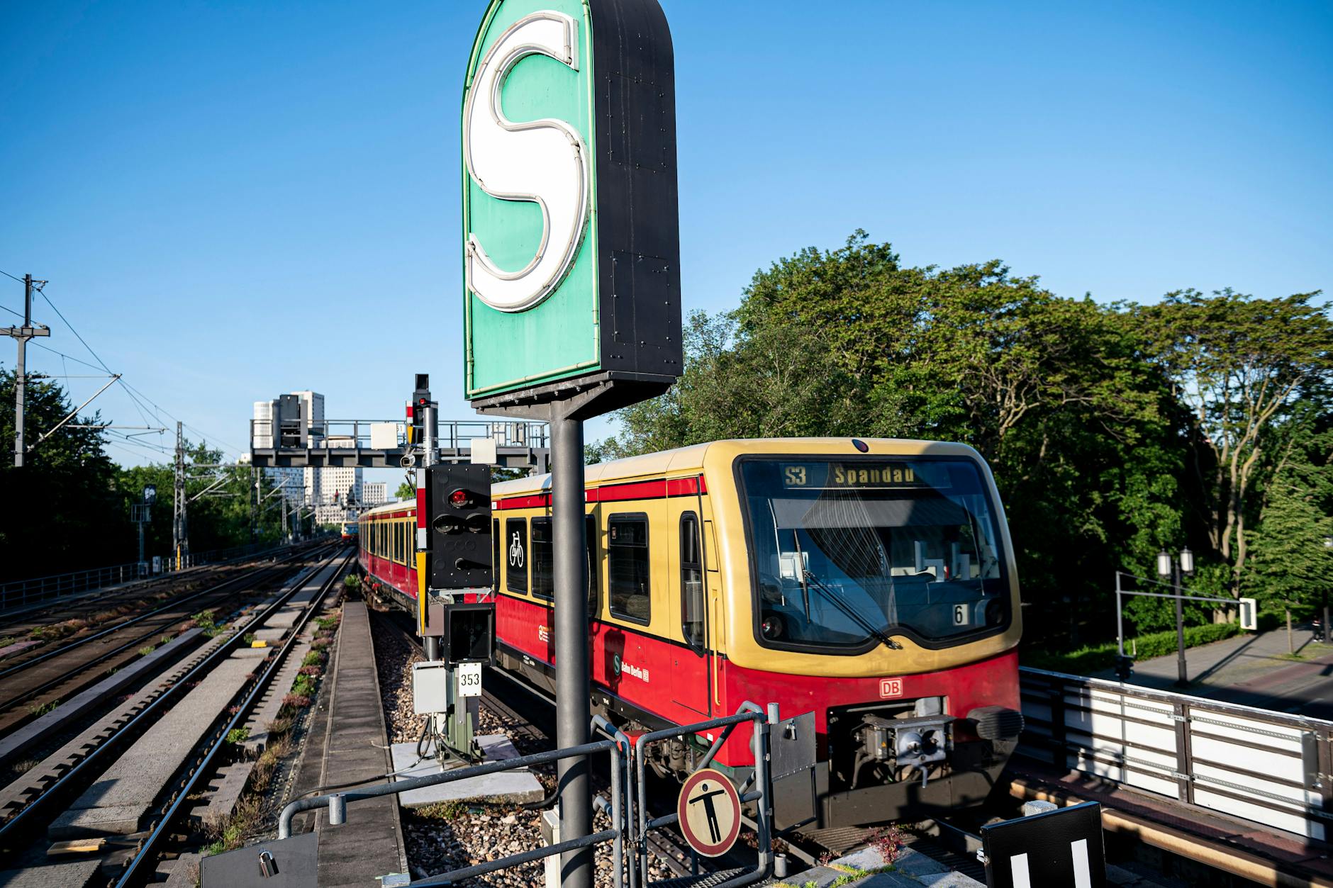 Eine S-Bahn am Bahnhof Tiergarten: Auf der Stadtbahn in Berlin vergeht kein Tag ohne technische Störungen, die den Zugverkehr lahmlegen.