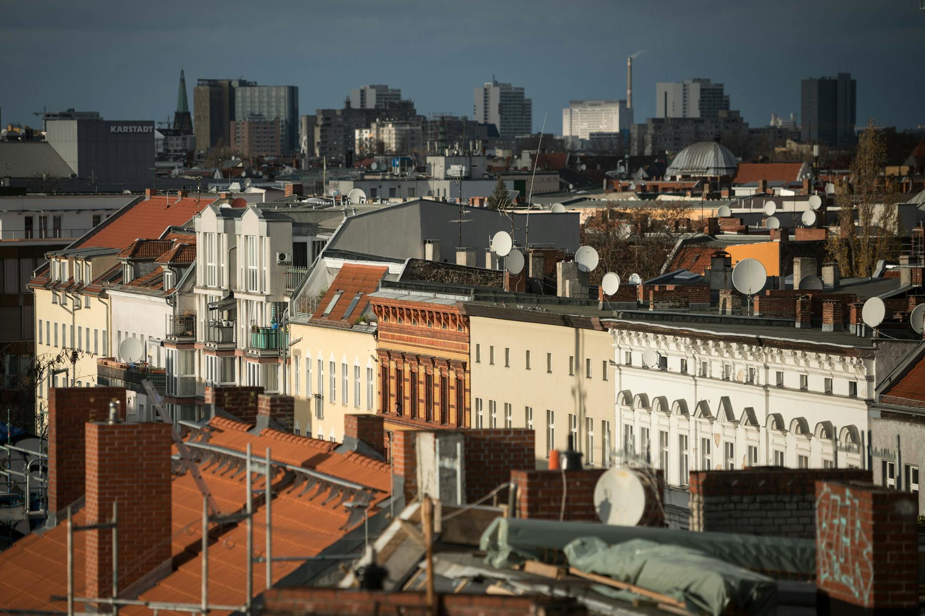 Über den Dächern von Berlin staut sich die Hitze – und die hohen Temperaturen lassen die Nachfrage nach Dachgeschosswohnungen spürbar sinken.