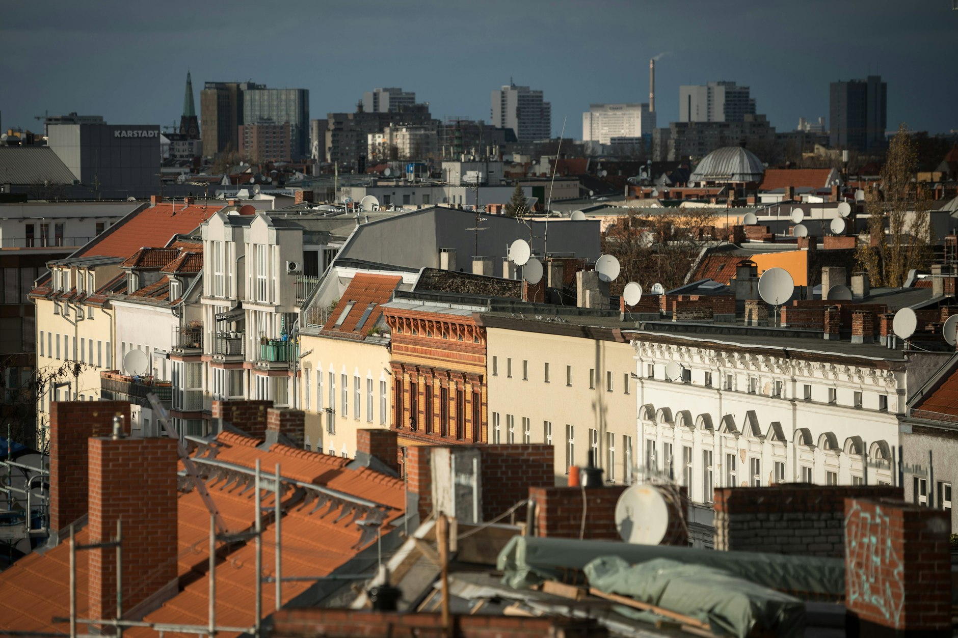 Über den Dächern von Berlin staut sich die Hitze – und die hohen Temperaturen lassen die Nachfrage nach Dachgeschosswohnungen spürbar sinken.