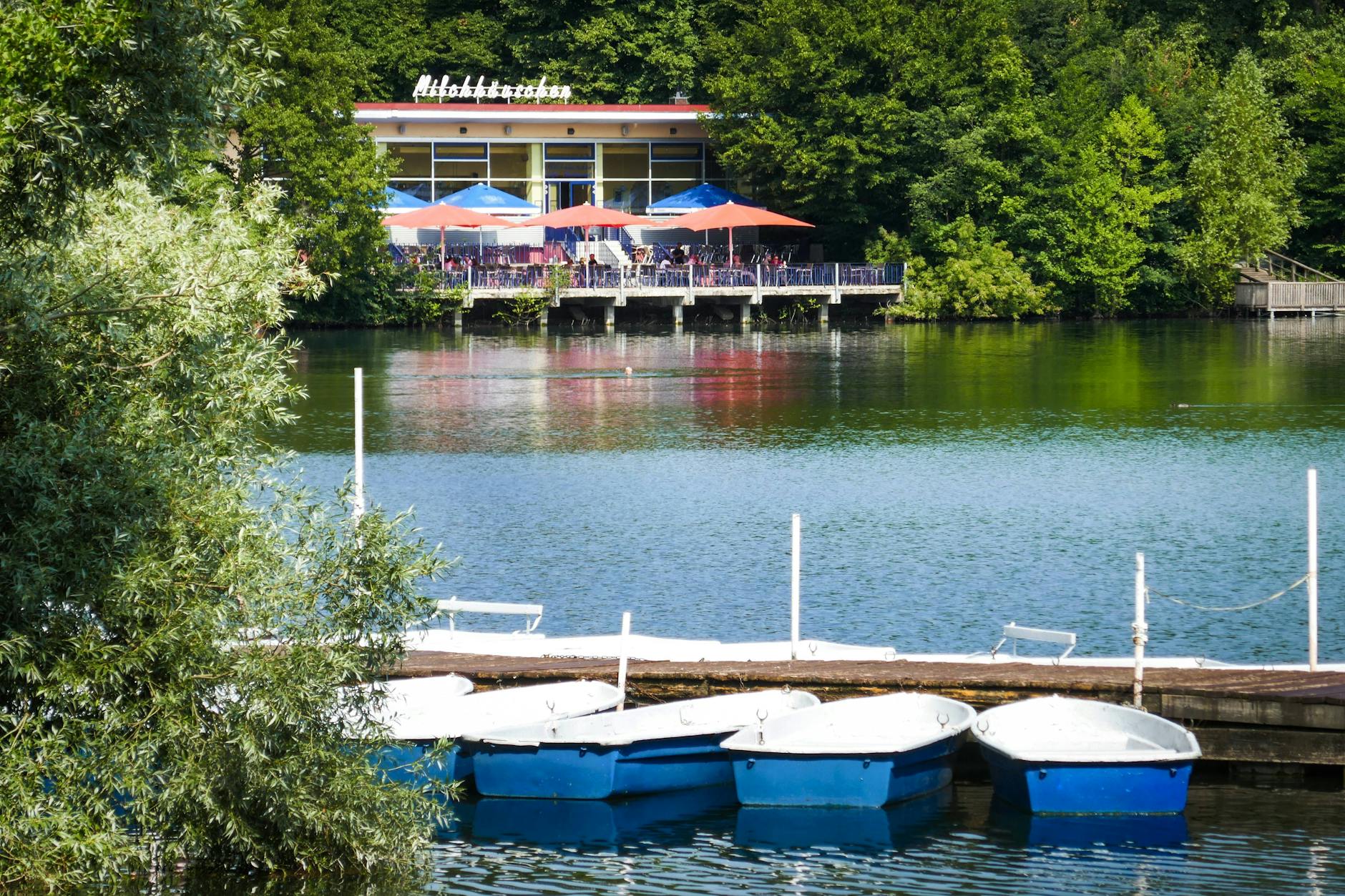Ein Mensch ist bei einem Badeunfall im Weißen See ums Leben gekommen.