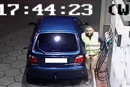 Mit diesem Foto aus einer Überwachungskamera sucht die Polizei aus Brandenburg seit Juni nach einem Tankbetrüger. Der Mann und sein Kumpan haben am 8. Februar 2024 an der Tankstelle in der Oranienburger Saarlandstraße Diesel-Kraftstoff in mehrere Kanister gefüllt und entwendet.