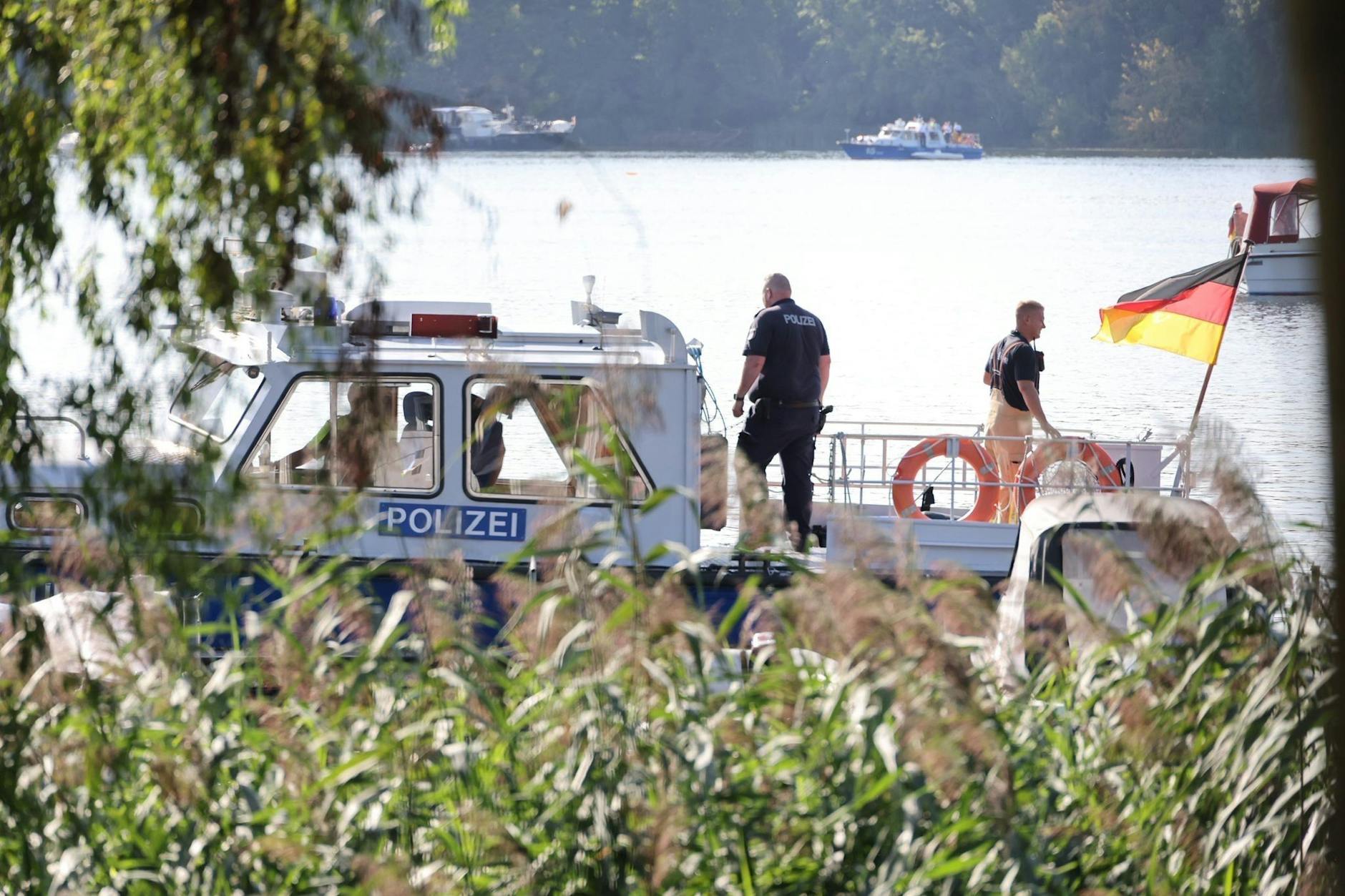 Drei Tauchteams von DLRG, Polizei und Feuerwehr sowie mehreren Booten mit Ortungssonar suchten nach der vermissten Person.