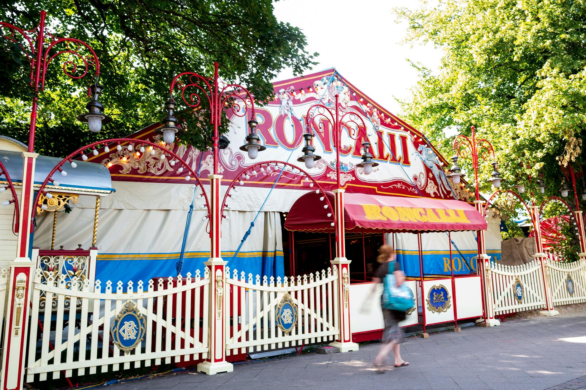 Blick auf den Eingang zum Zirkus Roncalli in Lübeck.
