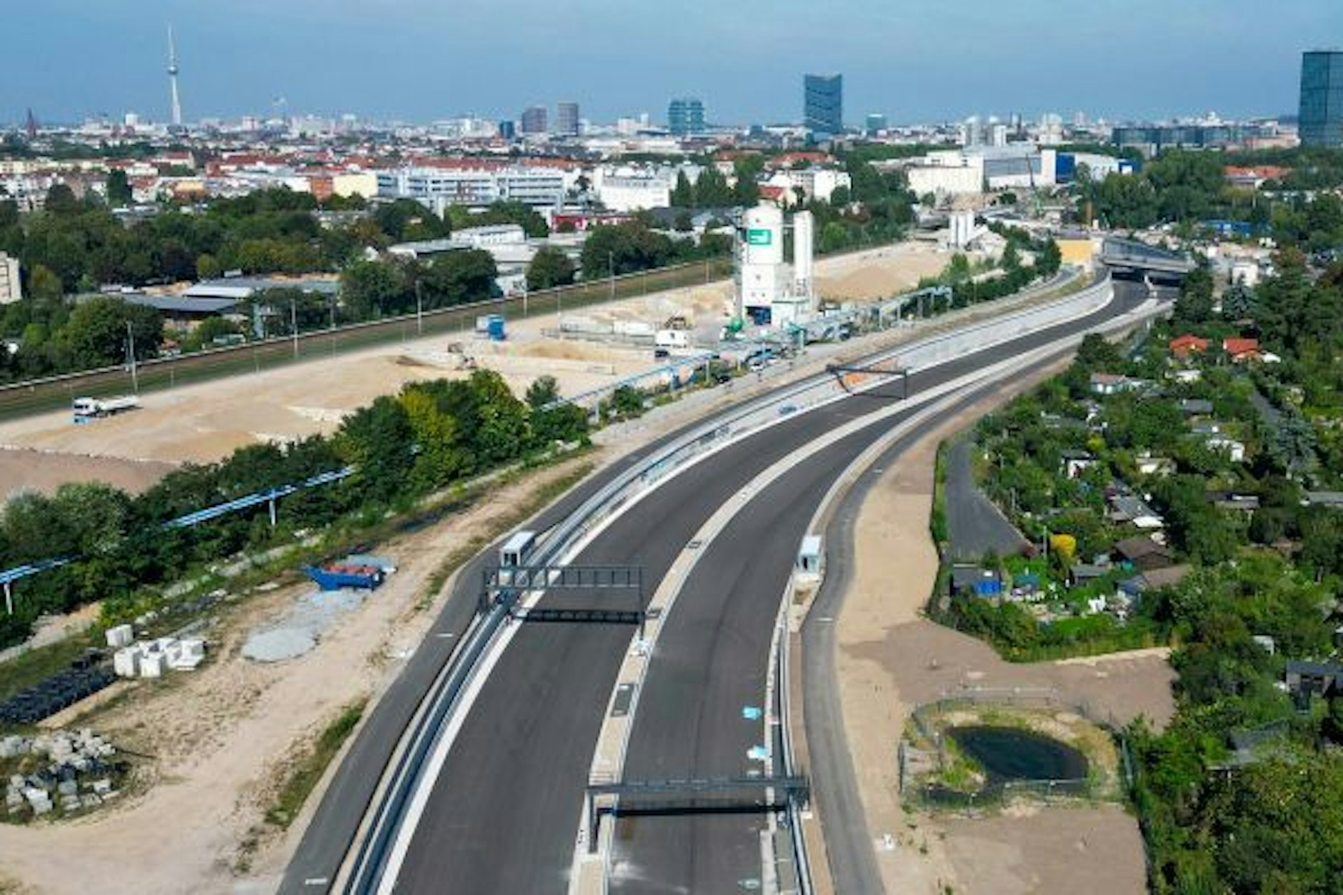 Der 16. Bauabschnitt der A100: 2013 begannen die Arbeiten, nun steht die Verkehrsfreigabe bevor.
