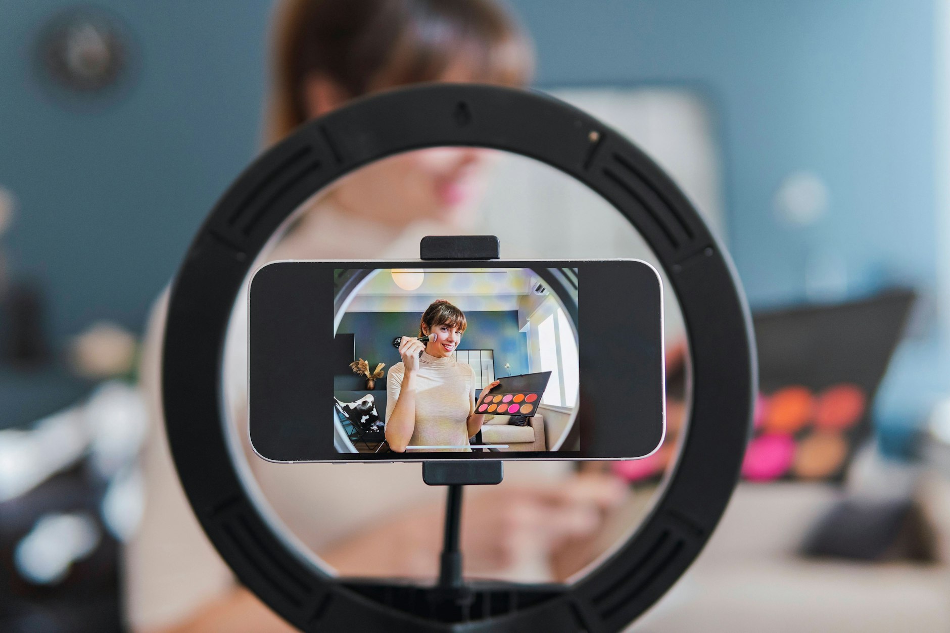 Eine Influencerin nimmt ein Schmink-Video auf. Hat sie alle Einnahmen korrekt abgerechnet?