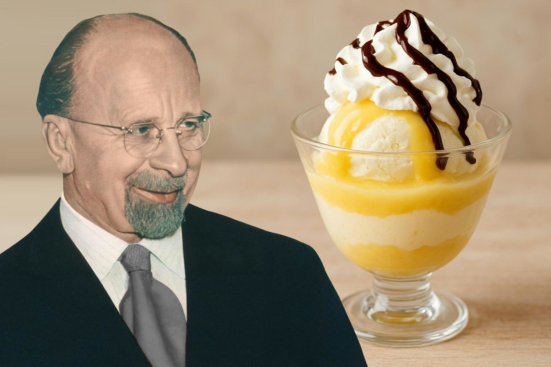 Der perfekte Schwedenbecher: Vanilleeis mit Eierlikör, Apfelmus und Sahne. Da wäre auch Walter Ulbricht das Wasser im Mund zusammengelaufen.