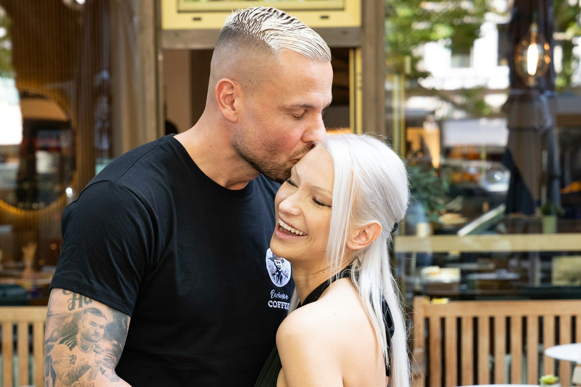 Eric Sindermann kommt seiner Hundetrainerin Jessi schon ganz nahe.