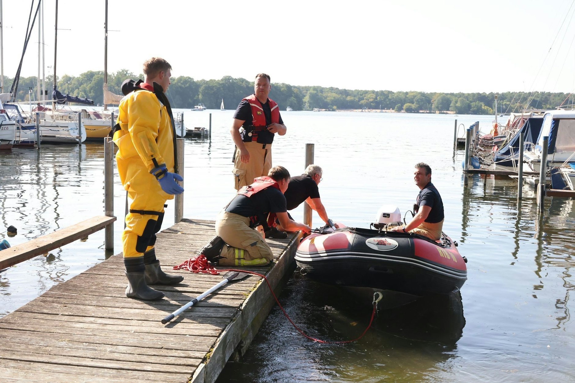 Taucher suchten im August im Tegeler See nach dem 23-Jährigen, der seinen Bruder retten wollte. Es konnte nur noch tot geborgen werden.