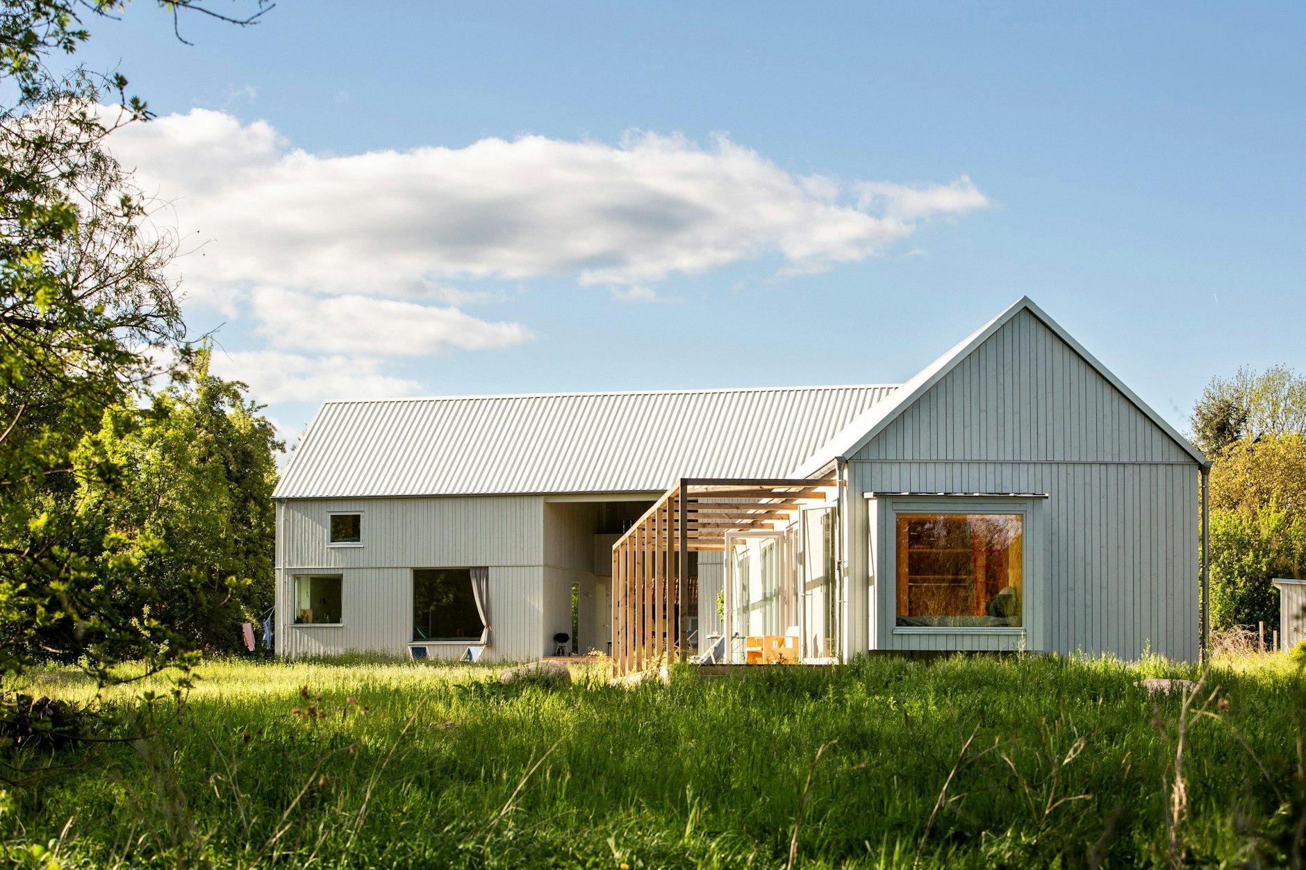 Neben dem Hauptgebäude umfasst das Ensemble „Buchholzer“ ein Gartenhaus mit Studios.