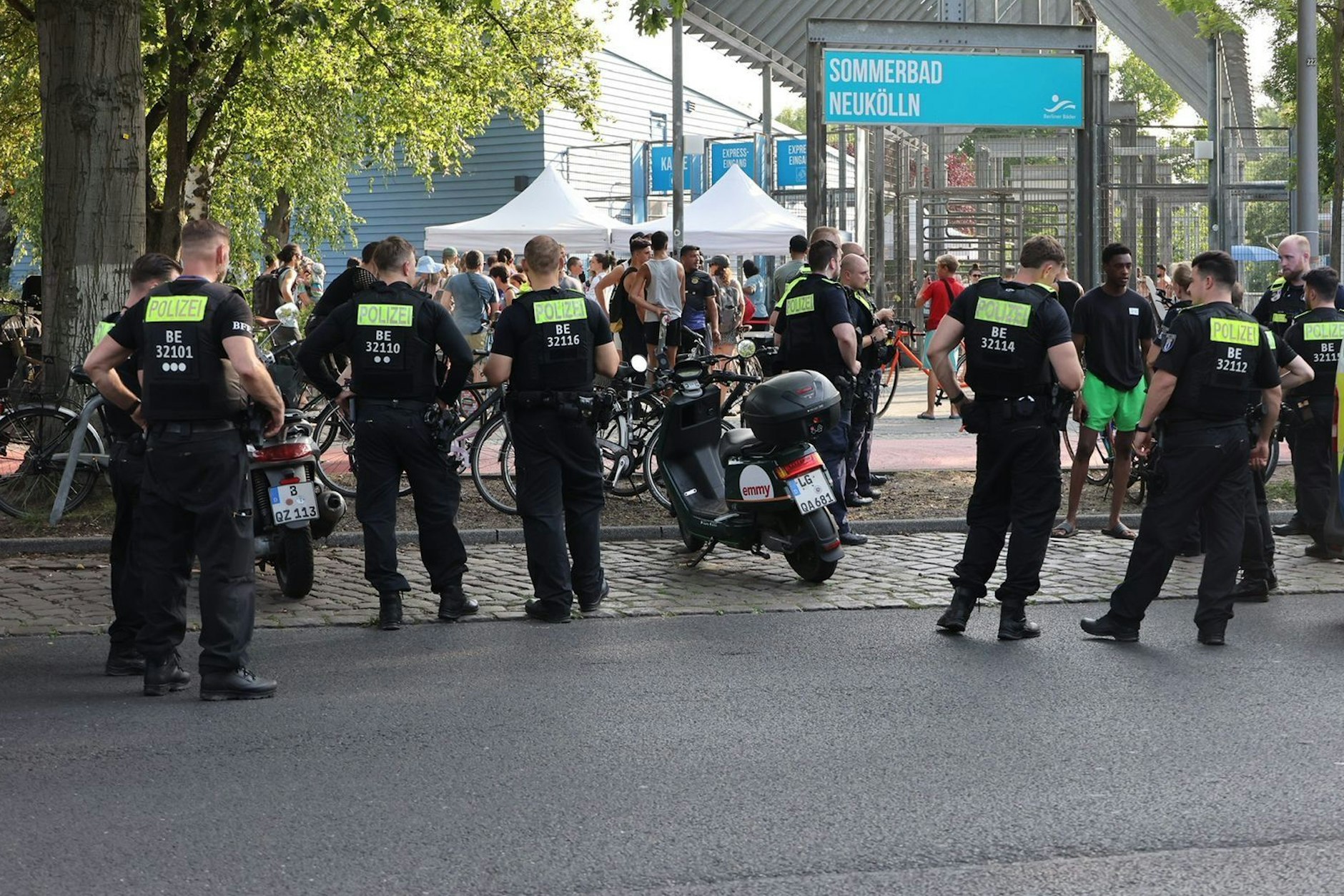 Die Polizei rückte am Freitag mit etlichen Einsatzkräften am Sommerbad Neukölln an. Der Grund: Laut Berichten prügelten sich 25 Männer am Beckenrand.