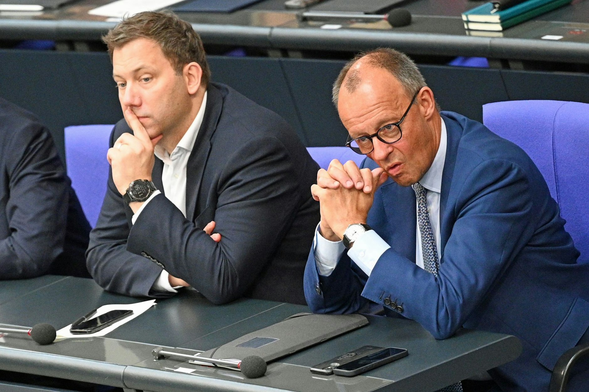 Bundeskanzler Friedrich Merz verfolgt die Debatte über Rente und Bürgergeld neben Lars Klingbeil, Bundesminister der Finanzen, im Bundestag.