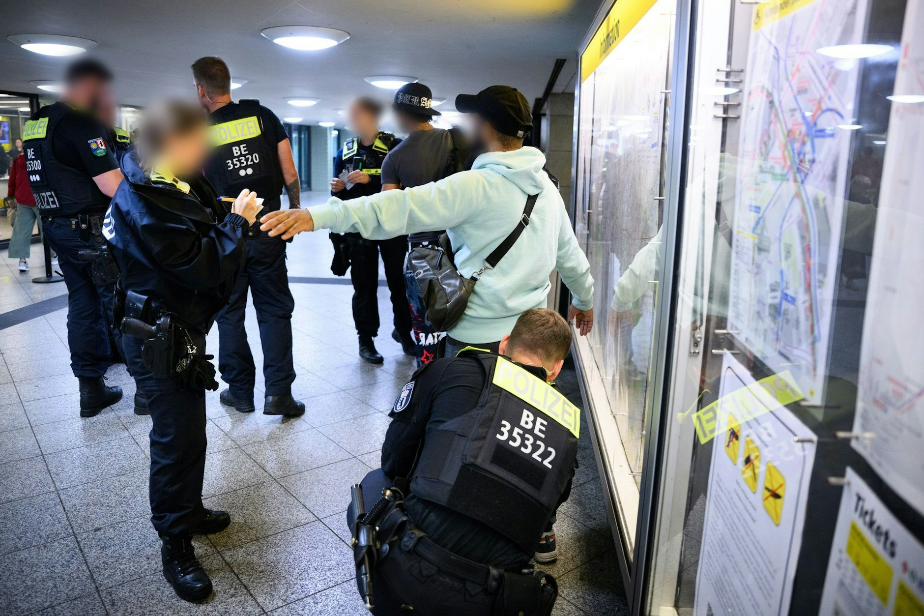 Polizeibeamte kontrollieren am Bahnhof Alexanderplatz Fahrgäste auf mitgeführte Waffen.