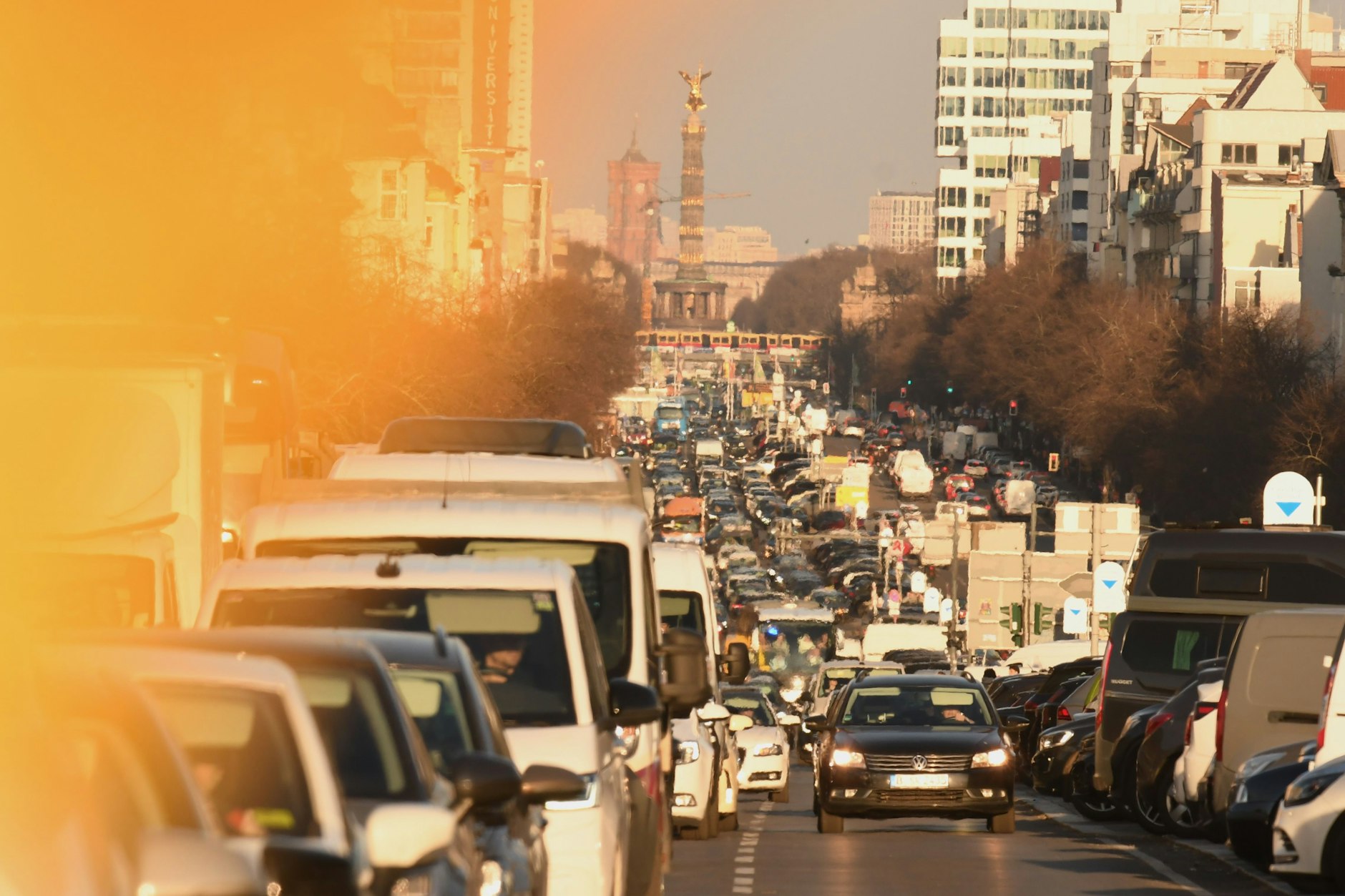 Jeden Tag schiebt sich die Blechlawine durch Berlin. Nun sollen die Berliner ihre Autos stehen lassen.