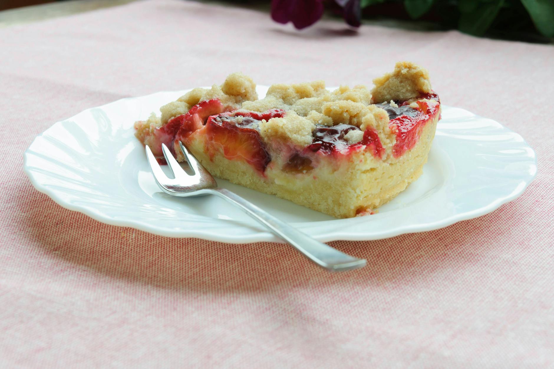 Ein Stück Pflaumenkuchen geht immer - mit Pudding und Streuseln bringt Sie unser leckeres Rezept für den Kuchen-Klassiker garantiert zum Träumen.