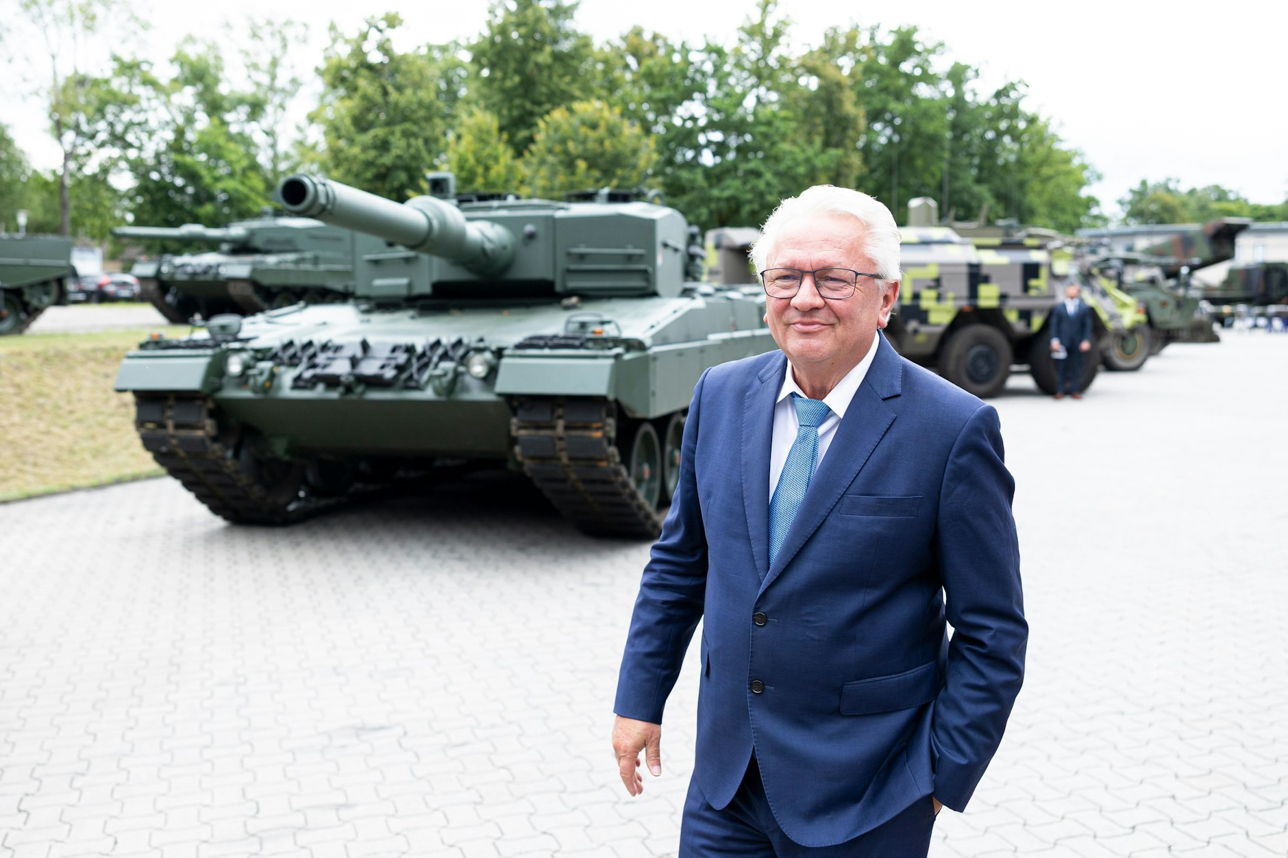 Armin Papperger, Vorstandsvorsitzender der Rheinmetall AG, steht bei einem Besuch vom Rheinmetall-Werk in Unterlüß vor einem Kampfpanzer vom Typ Leopard 2 A4.