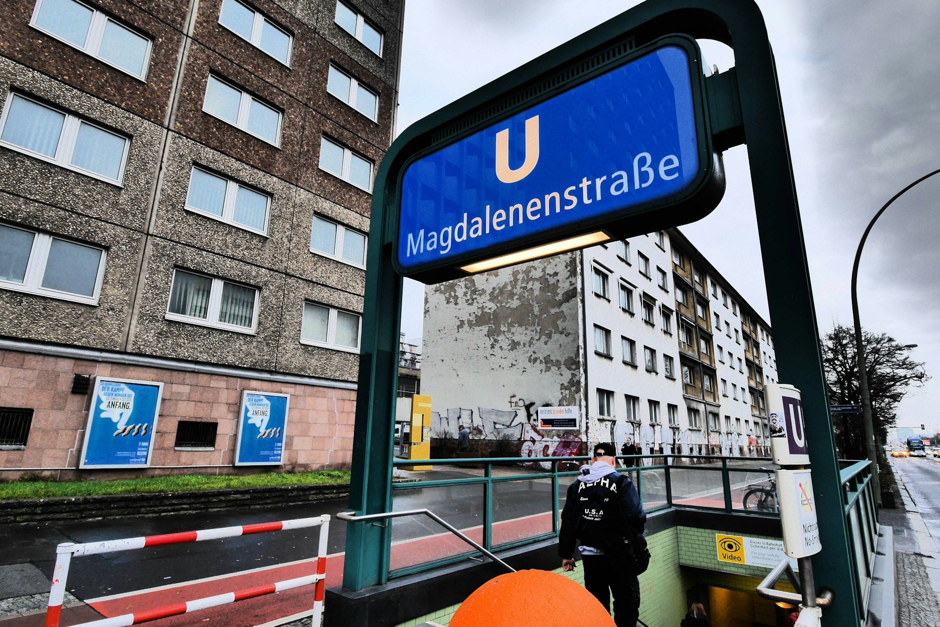 Der U-Bahnhof Magdalenenstraße auf der U-Bahn-Linie U5 soll umbenannt werden. Doch das würde hohe Kosten verursachen: Die BVG spricht von 210.000 Euro.