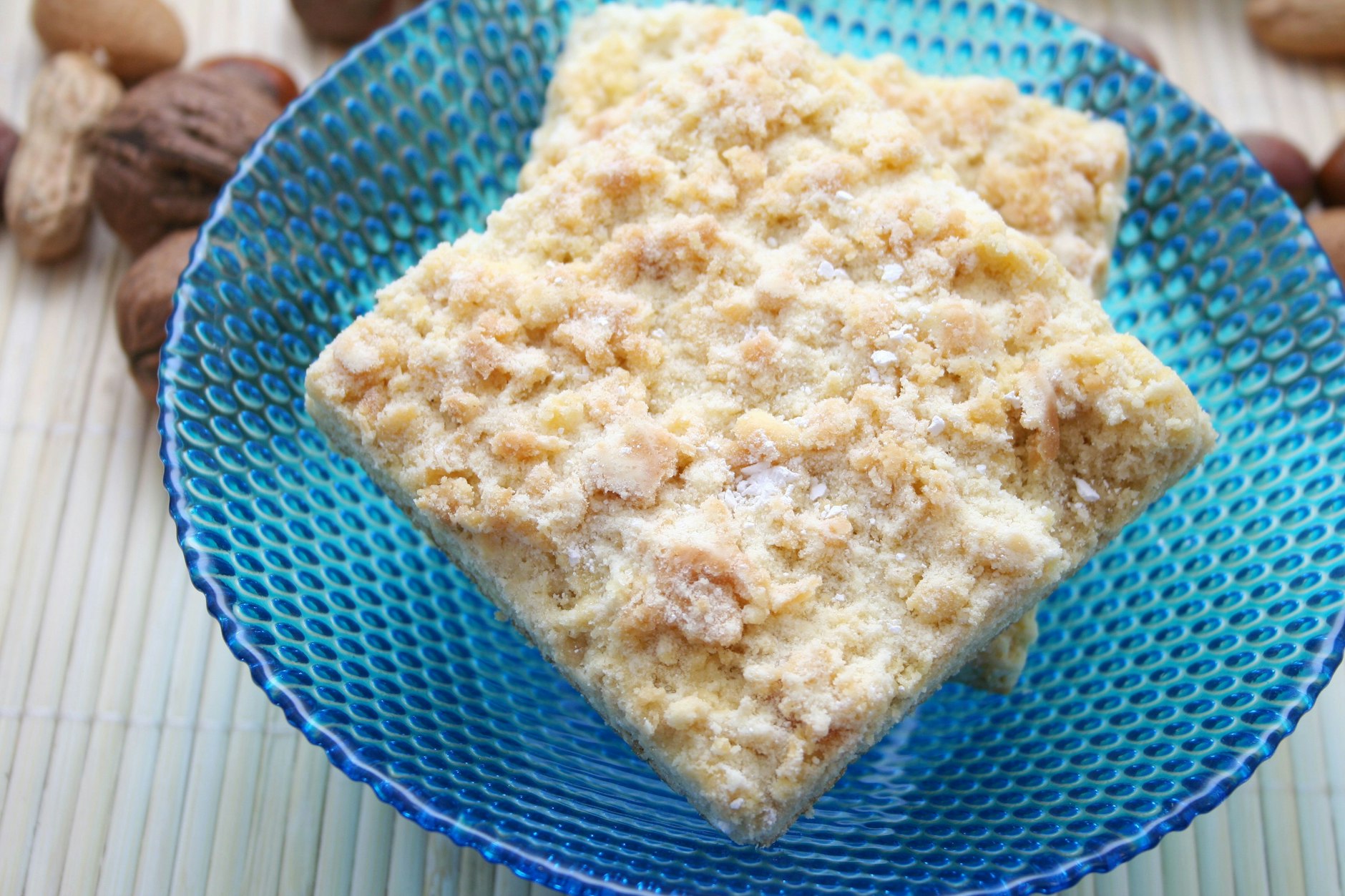 Prasselkuchen ist eine richtig leckere Gebäckspezialität. Mit unserem Rezept machen Sie ihn ganz leicht selbst - es dauert nur Minuten!