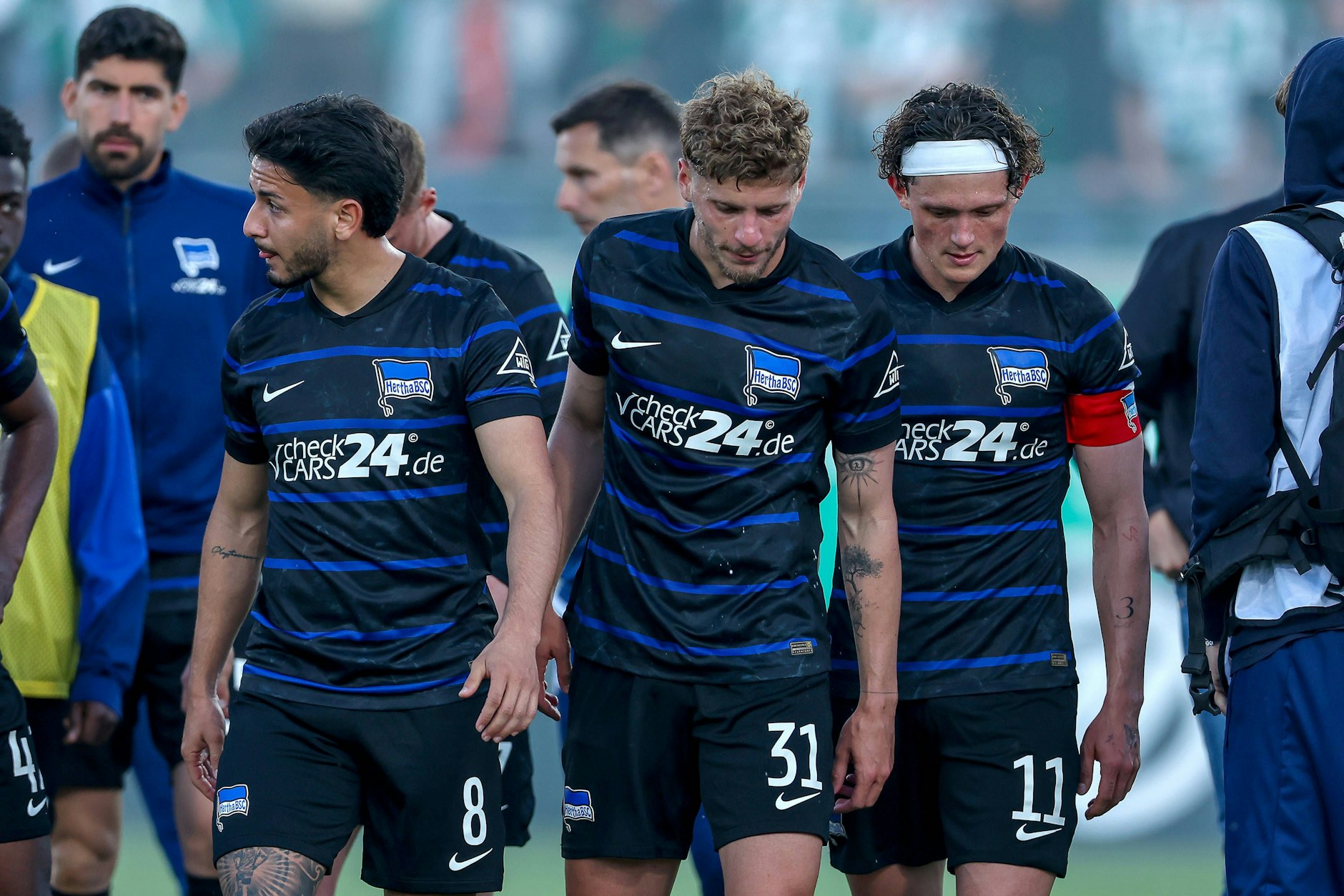 Kevin Sessa, Marton Dardai und Fabian Reese nach dem Abpfiff im Mai in Münster. Hertha verlor 0:2.