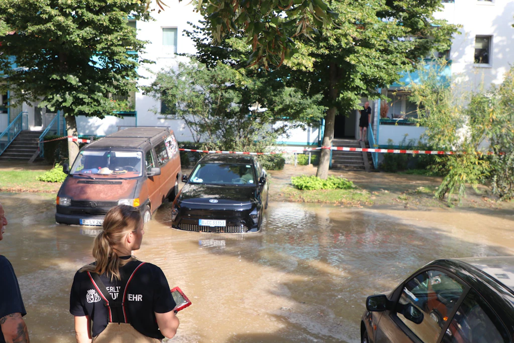 Rohr geplatzt! Viele Haushalte in Lichtenberg ohne Wasser – bei 37 Grad