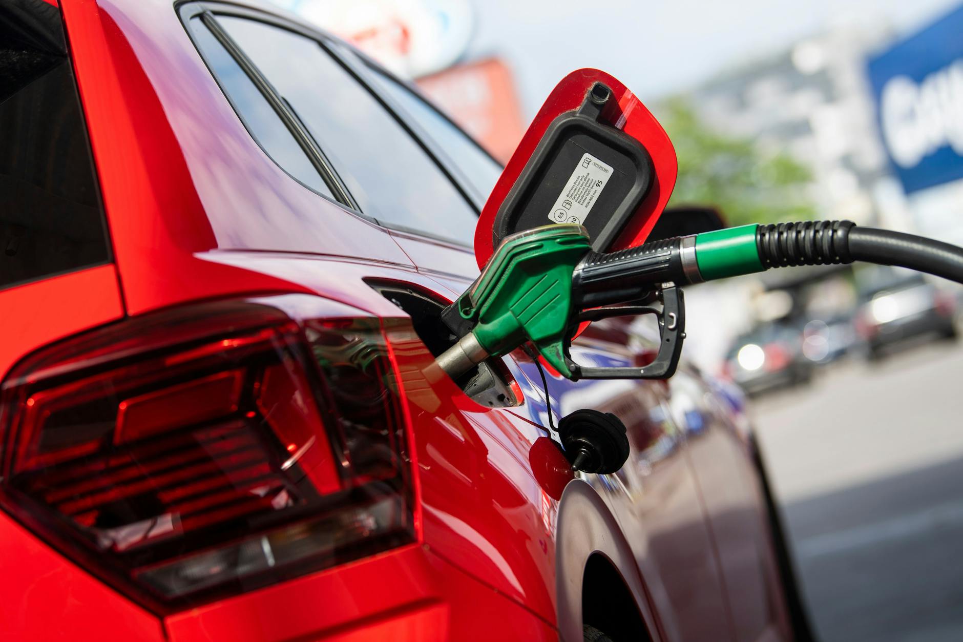 Die Tankfüllung ist derzeit in Berlin und Brandenburg besonders teuer.