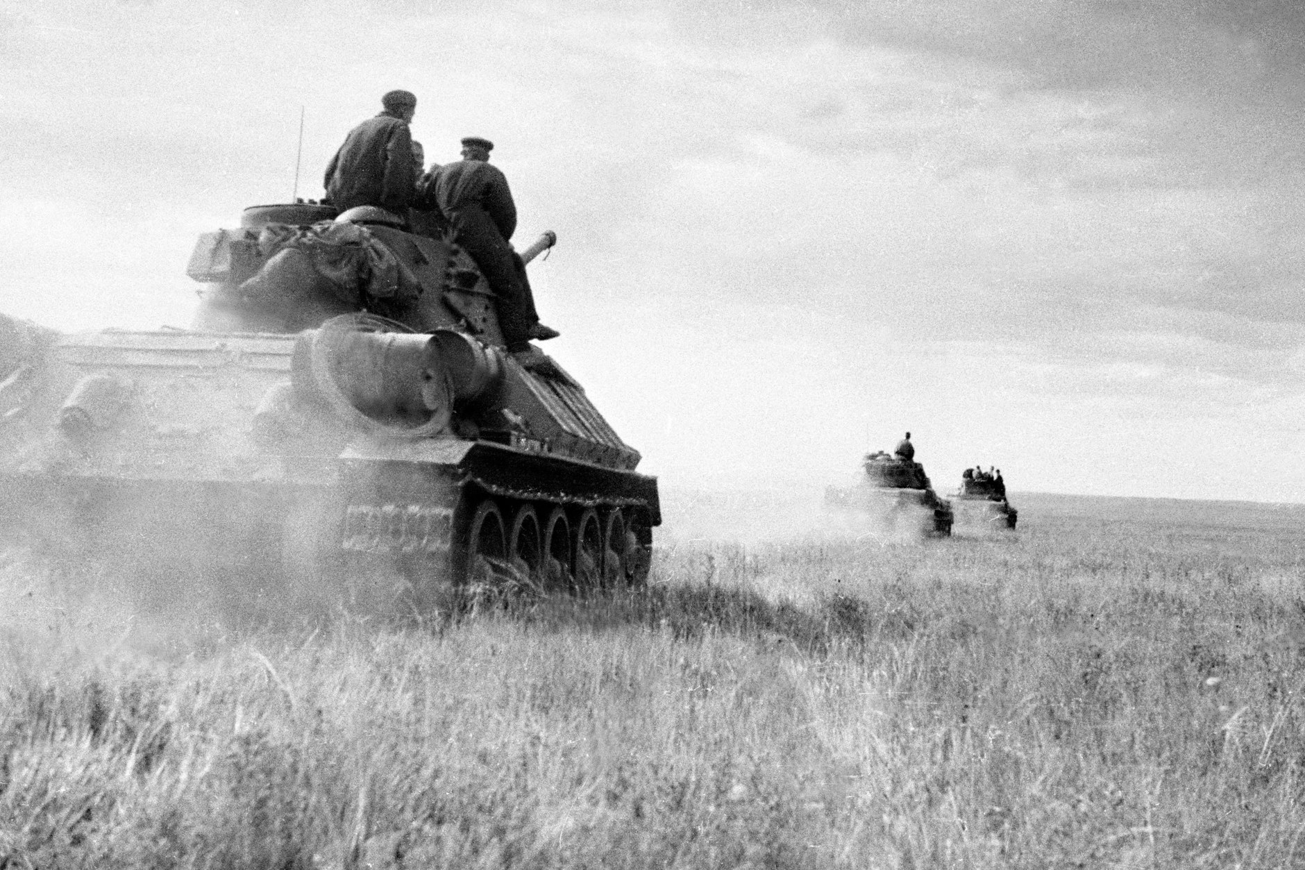 Sowjetische Panzer durchqueren im Rahmen des letzten Feldzugs des Zweiten Weltkriegs, der Invasion der Mandschurei, die Wüste Gobi.