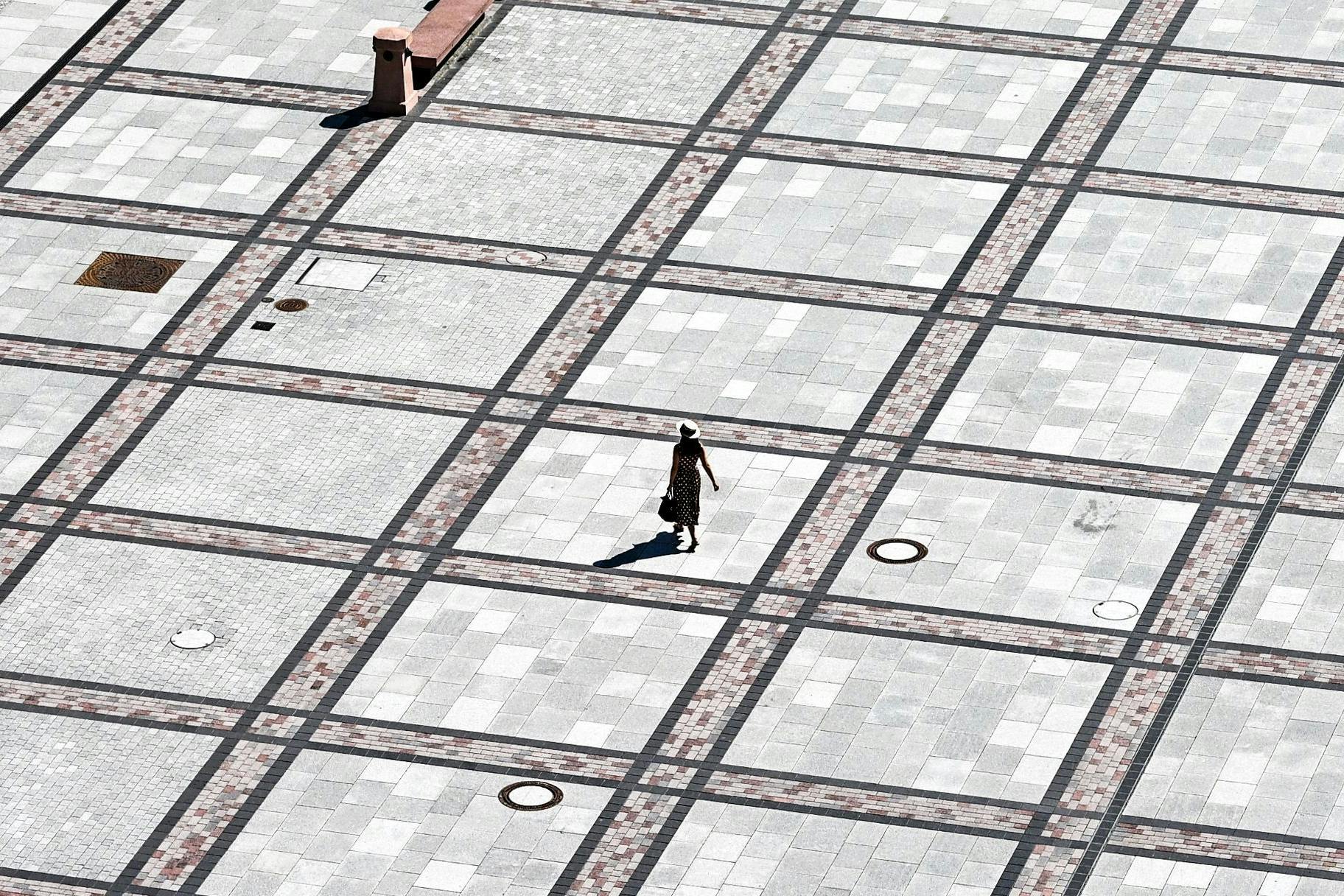 Blick auf den sonnigen Gendarmenmarkt, der wegen der hohen Temperaturen von über 30 Grad nahezu menschenleer leer ist.
