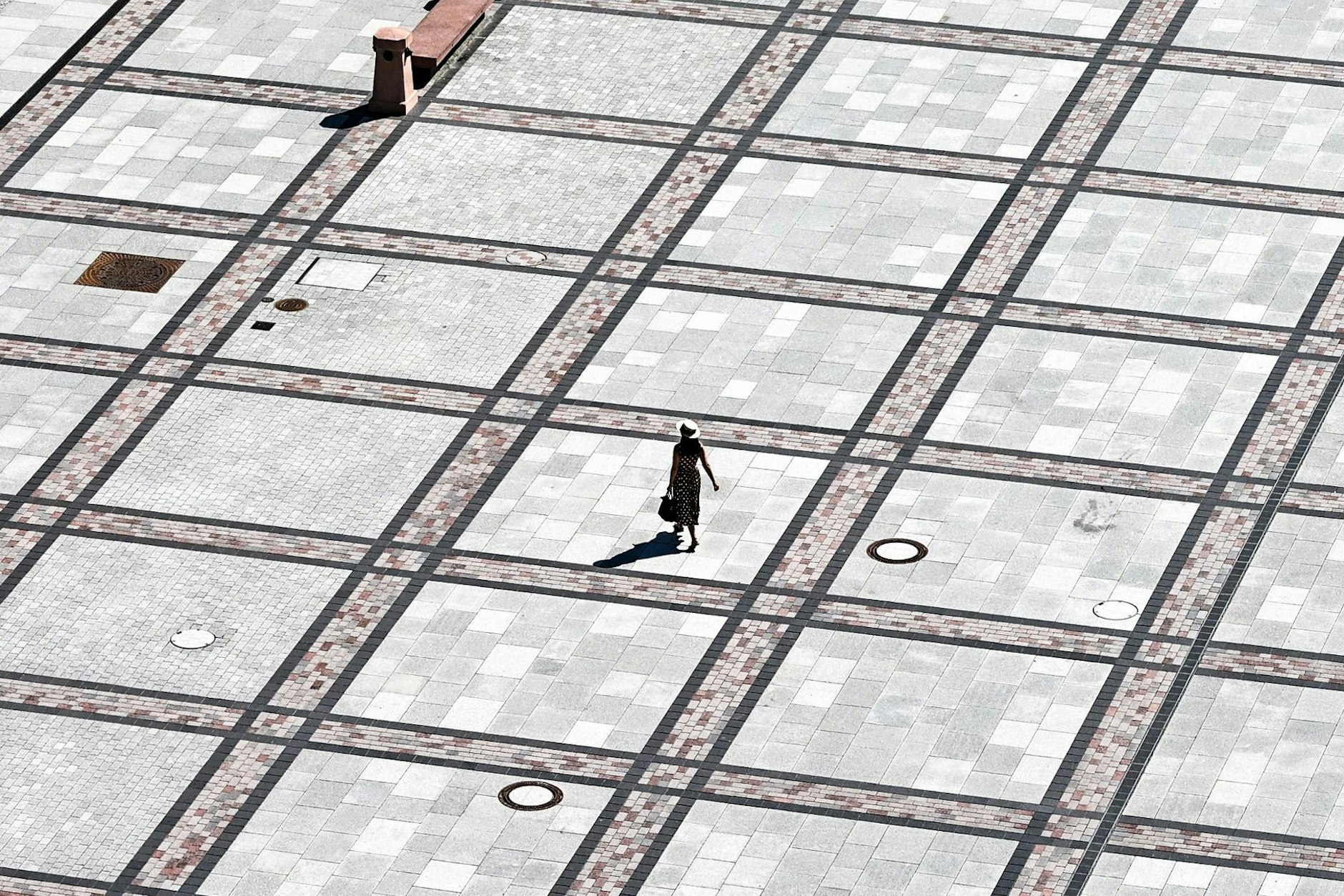 Blick auf den sonnigen Gendarmenmarkt, der wegen der hohen Temperaturen von über 30 Grad nahezu menschenleer leer ist.