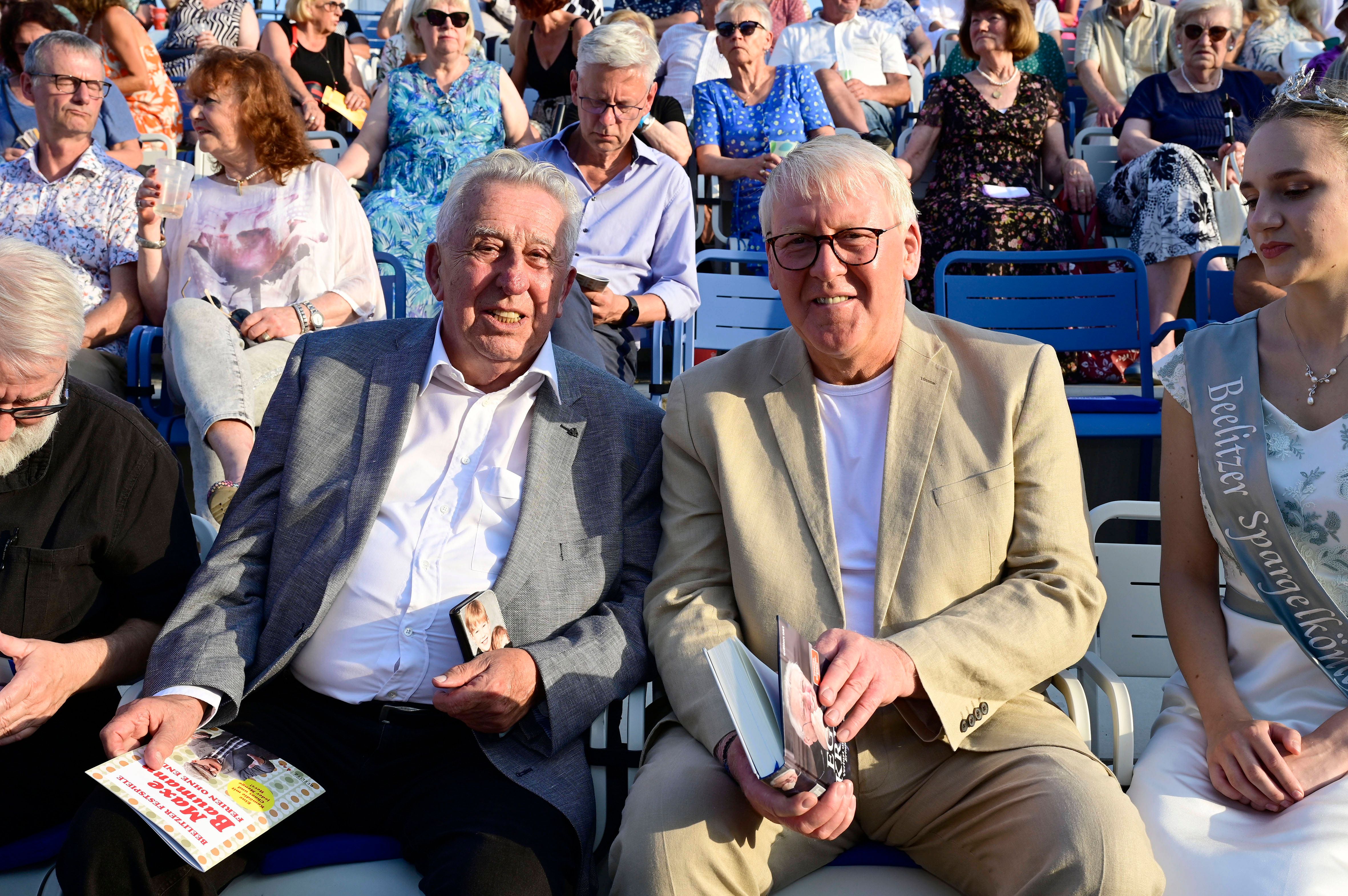 Image - Premiere von Maxe Baumann: Egon Krenz jubelt beim DDR-Kult mit