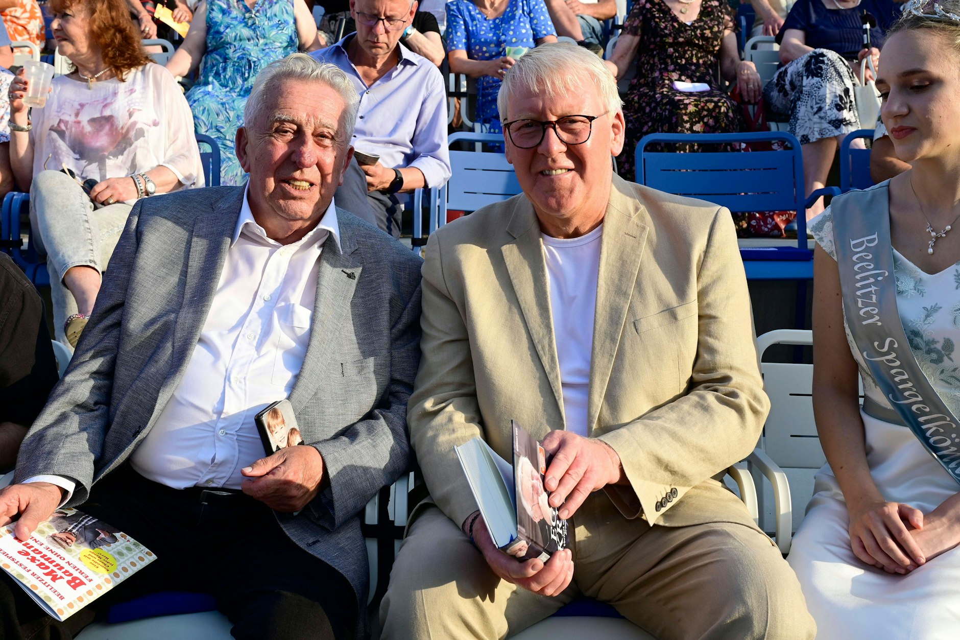 Premiere für Maxe Baumann: Zur Uraufführung des neuen Stückes in Beelitz kam auch Egon Krenz. Neben ihm sitzt Bürgermeister Bernhard Knuth und die Beelitzer Spargelkönigin Maxi Hiemann. Links oben ist Schlager-Star Regina Thoss zu sehen.