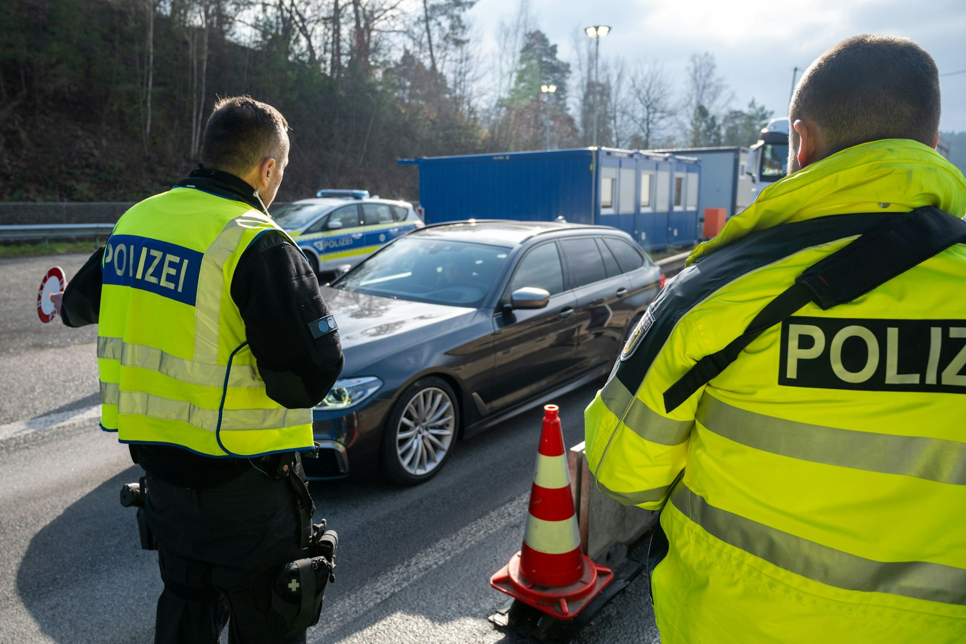 Bundespolizisten kontrollieren an der Grenze zu Luxemburg Fahrzeuge und Insassen.