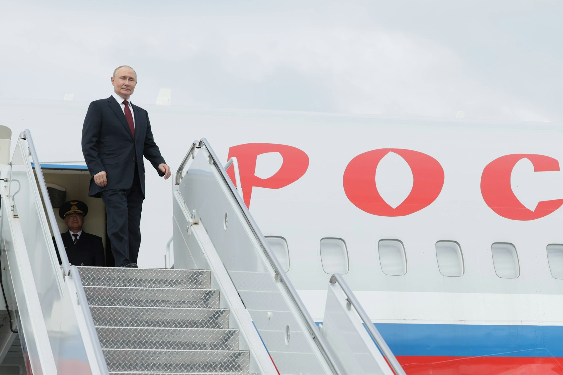 Fliegt wohl mit einem sehr guten Gefühl zurück nach Hause: Kremlchef Putin kurz vor seiner Rückreise nach dem Ukraine-Gipfel in Alaska.