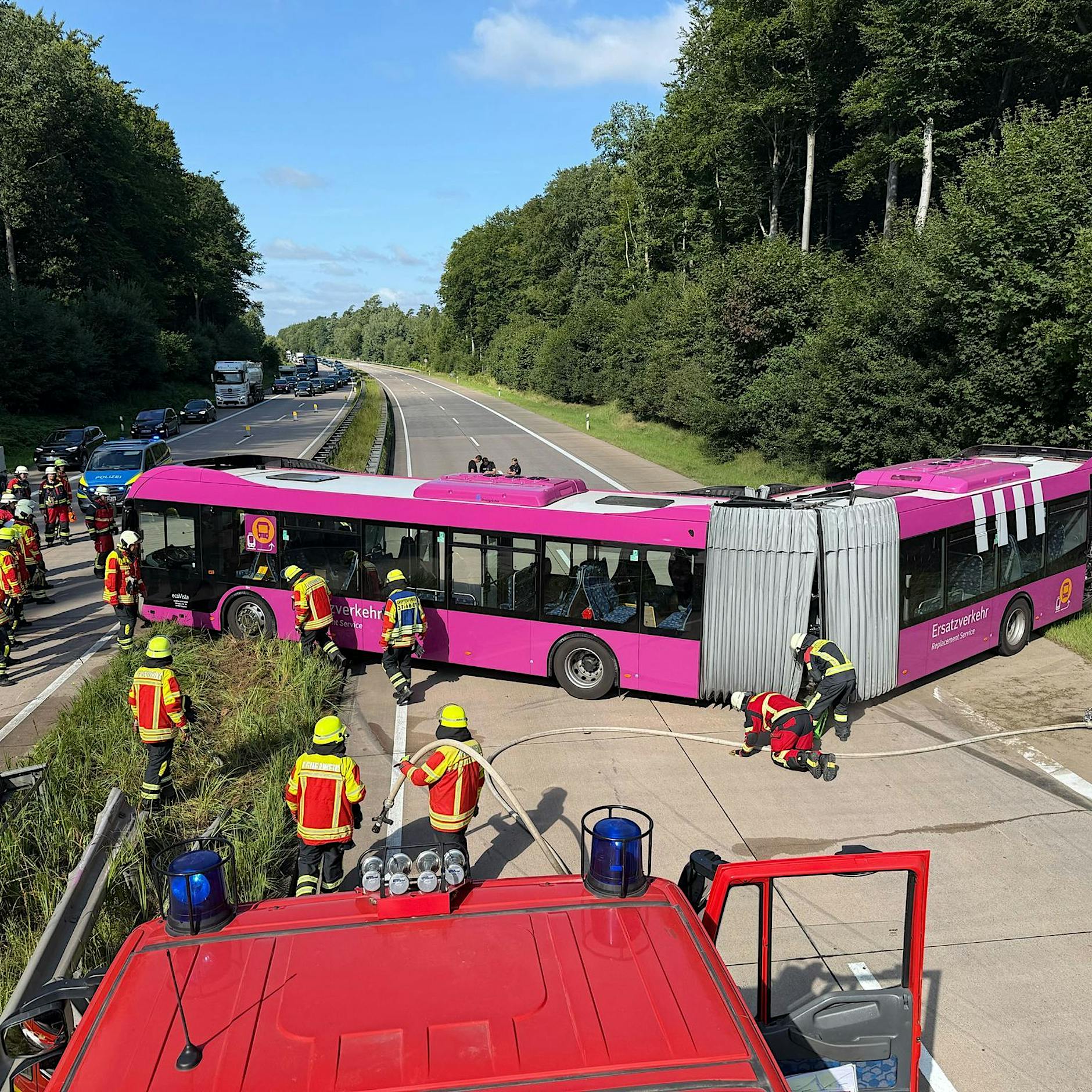 Gelenkbus im Schienenersatzverkehr verunglückt auf A24: Fünf Verletzte