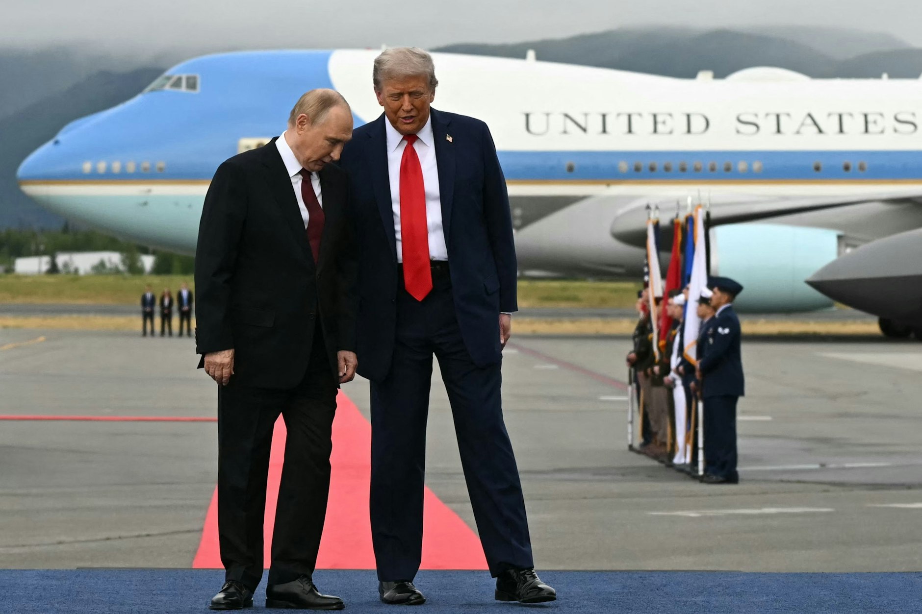 Anchorage, Alaska: US-Präsident Donald Trump begrüßt Russlands Präsident Wladimir Putin.