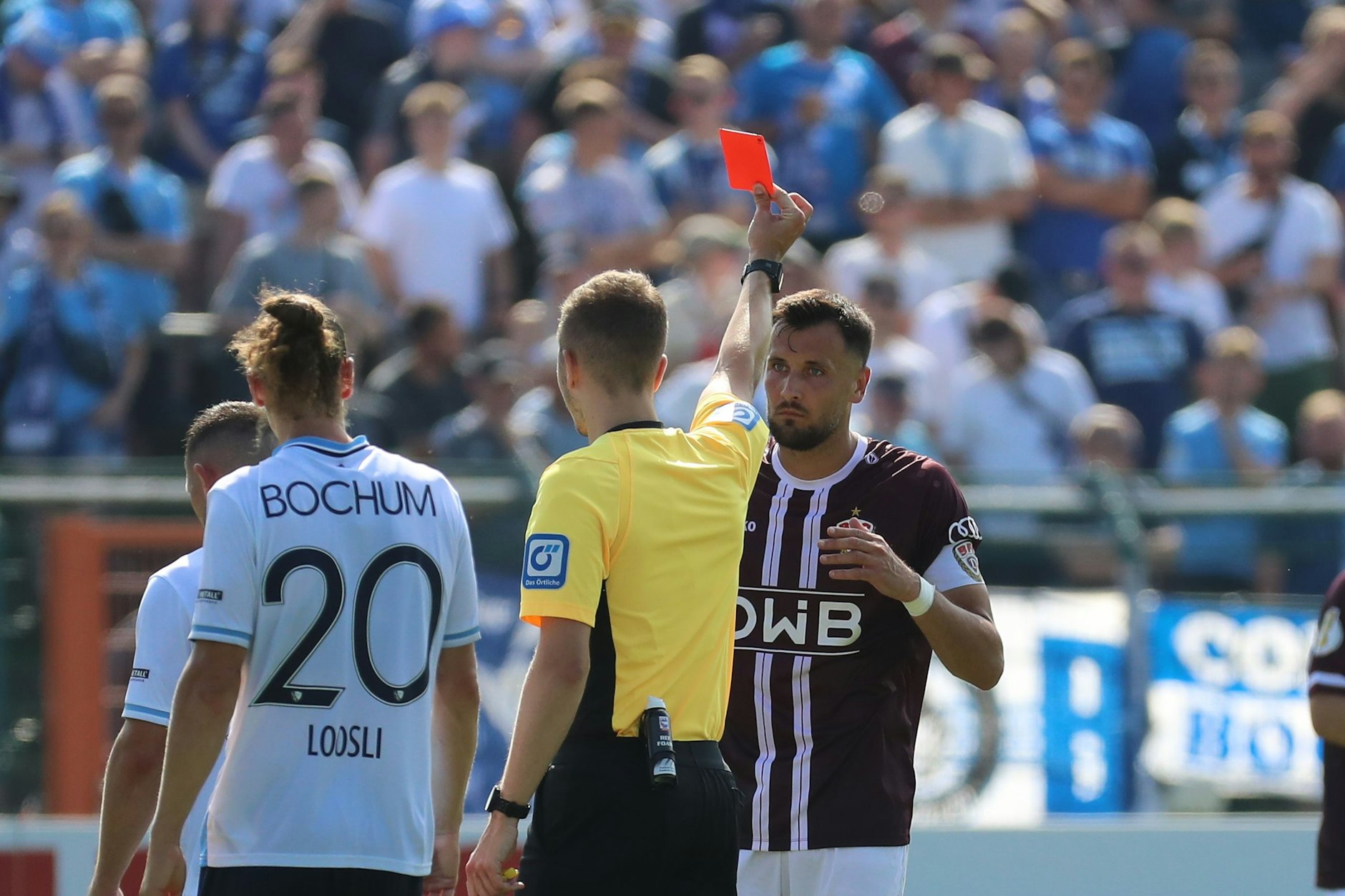 Schiri Felix Wagner zeigt BFC-Kapitän Rufat Dadashov im DFB-Pokal gegen den VfL Bochum die Rote Karte.