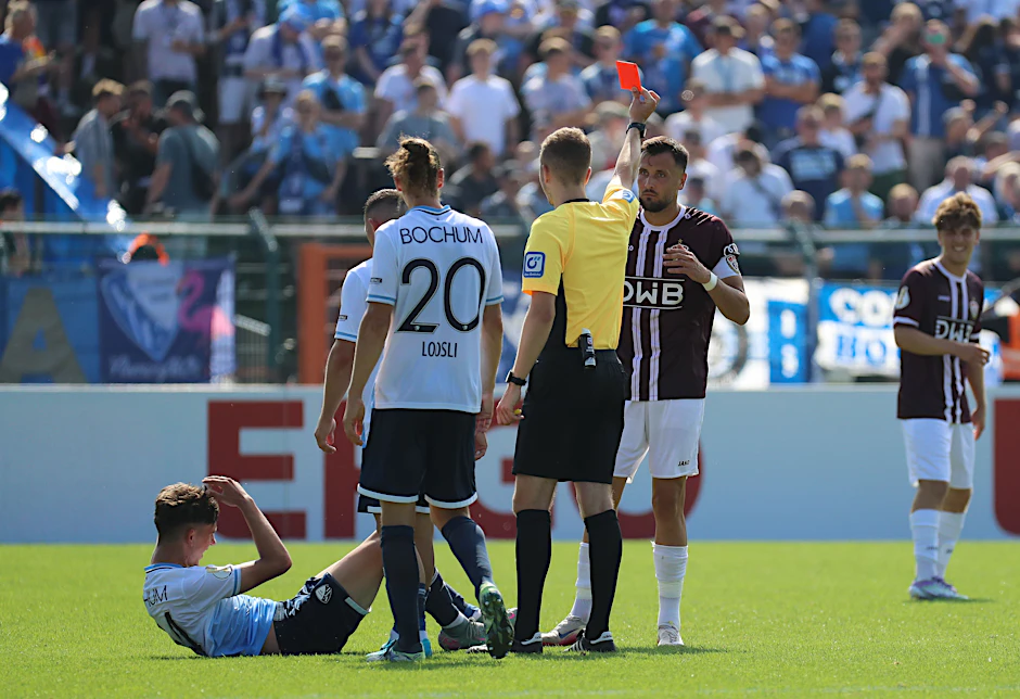 Schiri Felix Wagner zeigt BFC-Kapitän Rufat Dadashov im DFB-Pokal gegen den VfL Bochum die Rote Karte.