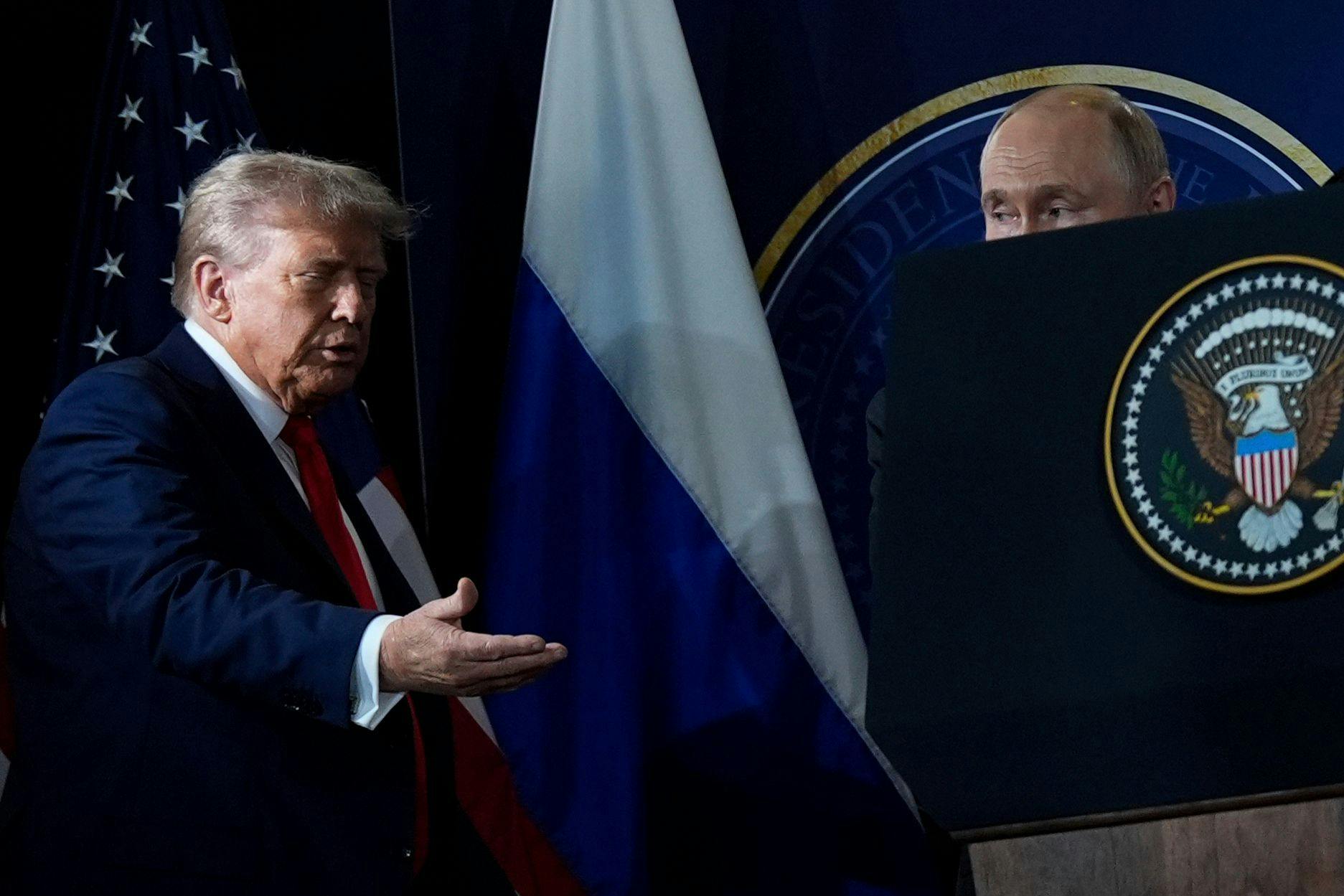 US-Präsident Donald Trump (l.) und der russische Präsident Wladimir Putin in Anchorage, Alaska, bei einer Pressekonferenz auf der Joint Base Elmendorf-Richardson