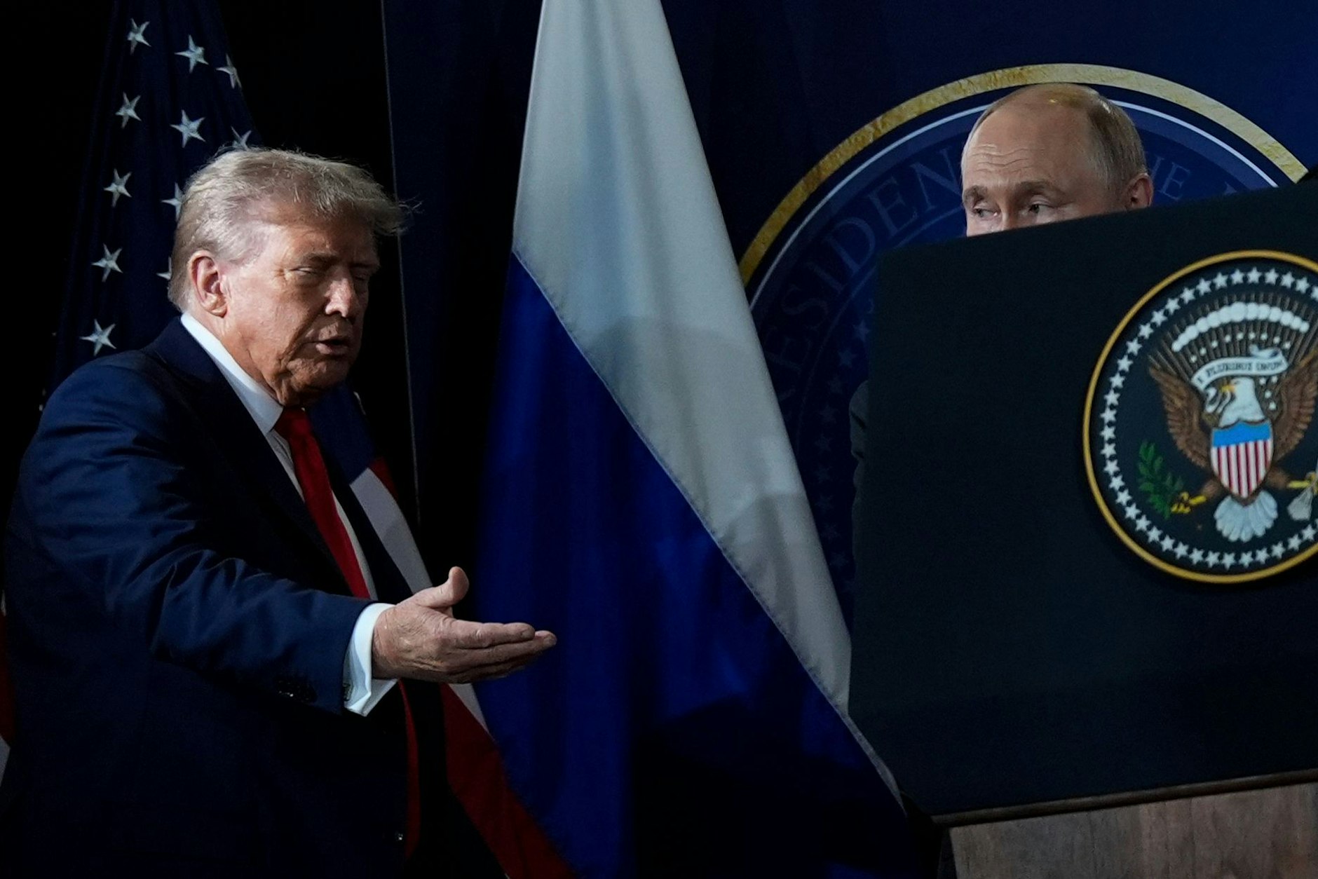 US-Präsident Donald Trump (l.) und der russische Präsident Wladimir Putin in Anchorage, Alaska, bei einer Pressekonferenz auf der Joint Base Elmendorf-Richardson