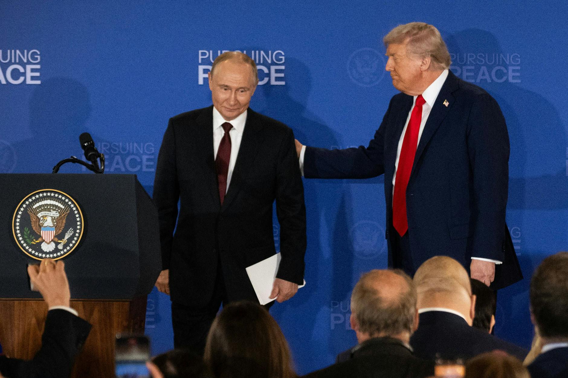 Für ein Gipfeltreffen lud Donald Trump (r.) Wladimir Putin nach Alaska ein.