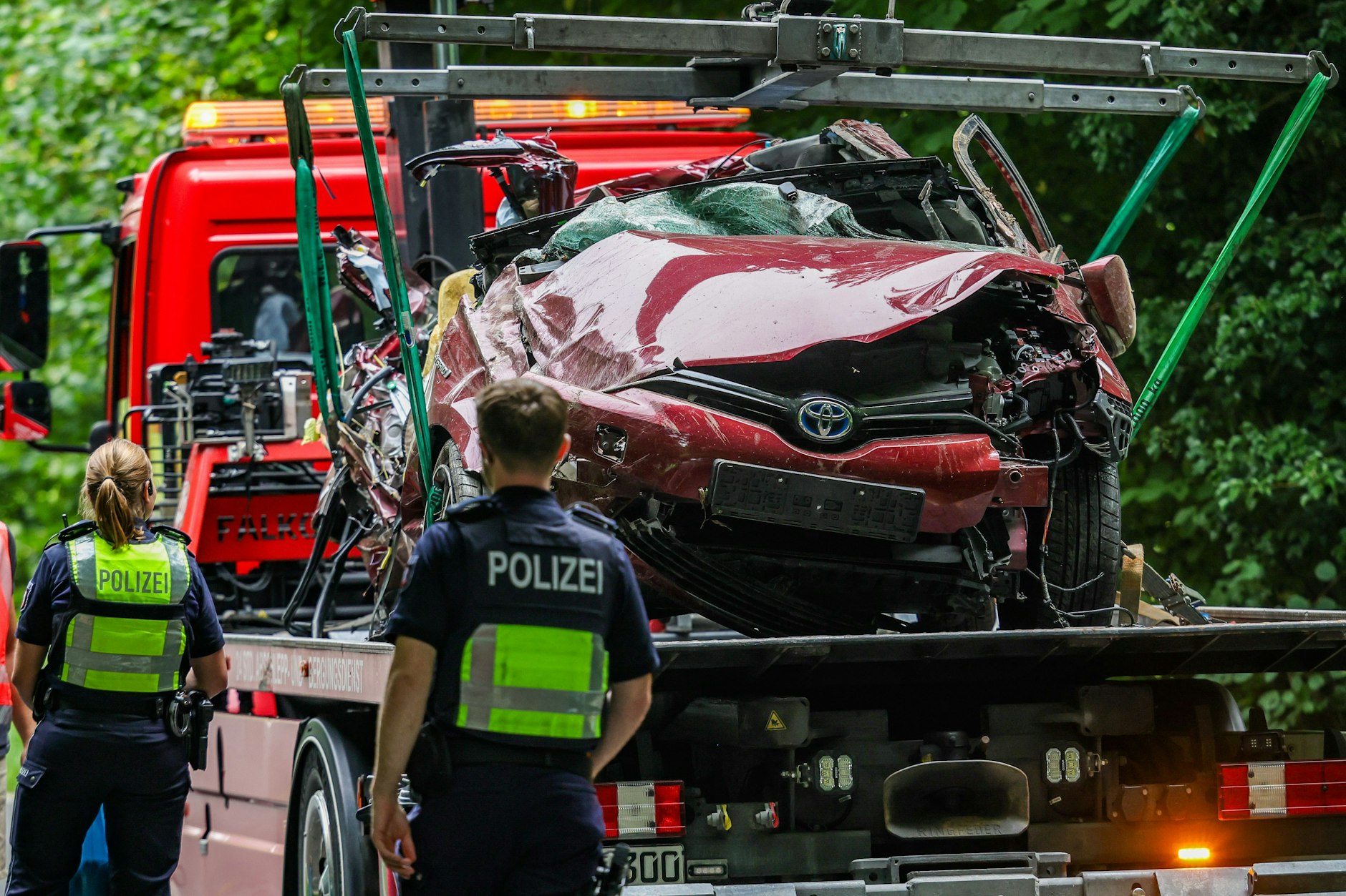 In diesem Wrack starben vier junge Menschen. Der Fahrer (16) des Toyota überlebte den Crash.
