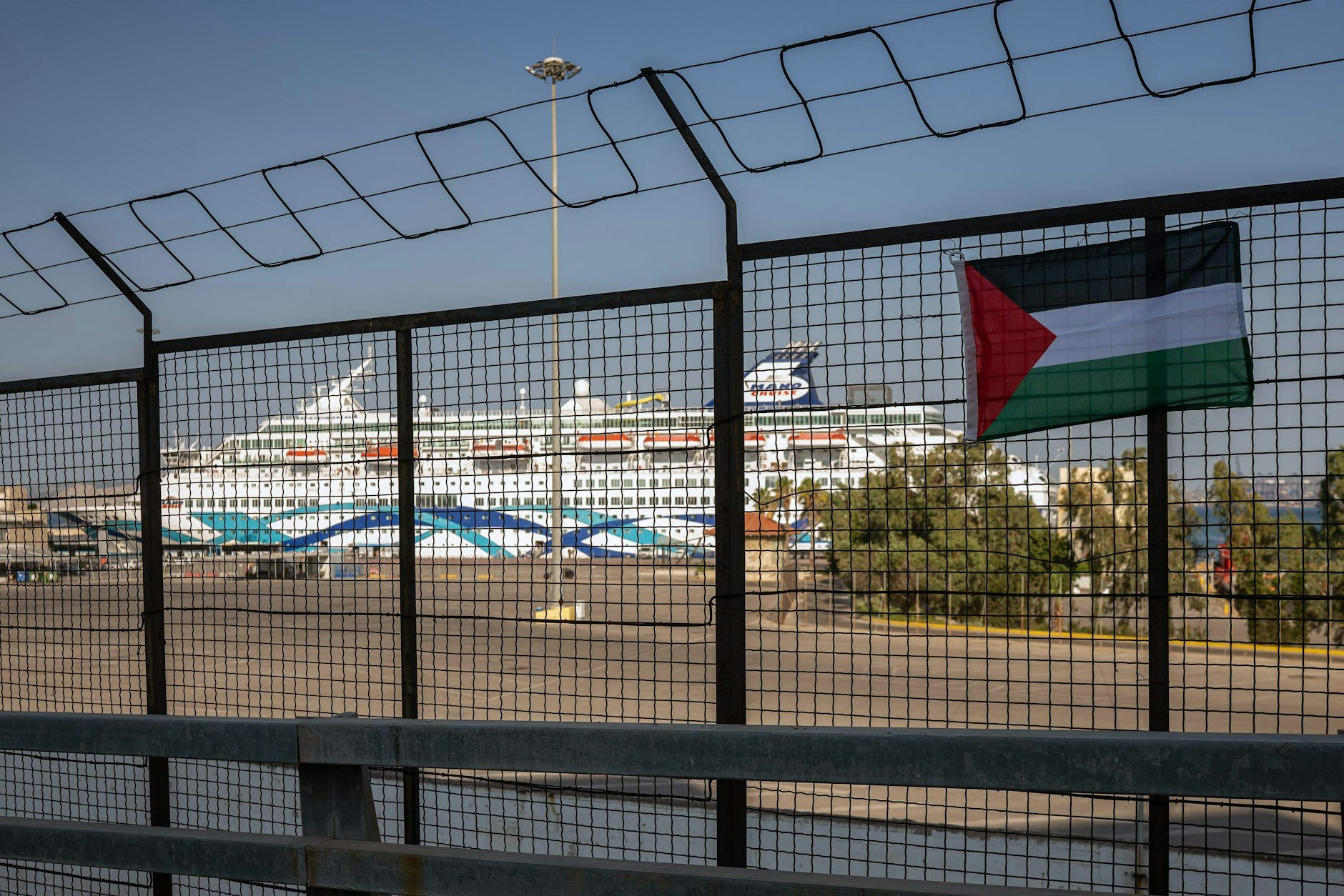 Begleitet von propalästinensischen Demonstranten: das Kreuzfahrtschiff einer israelischen Reederei.