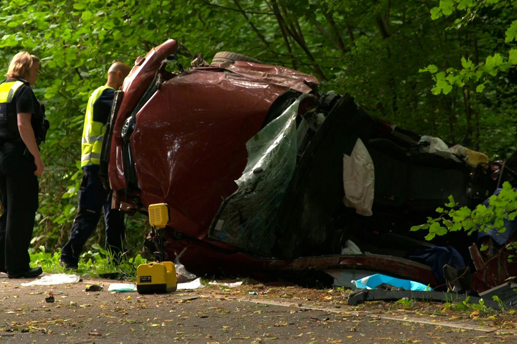 Bei dem Baum-Crash im nordrhein-westfälischen Kürten kamen vier junge Mitfahrer ums Leben.