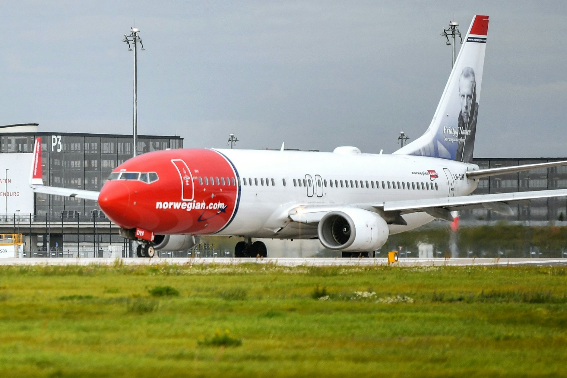 Ein Passagierflugzeug der norwegischen Fluggesellschaft Norwegian Air startet am Berlin Brandenburg Airport Willy Brandt (BER). (Symbolbild)
